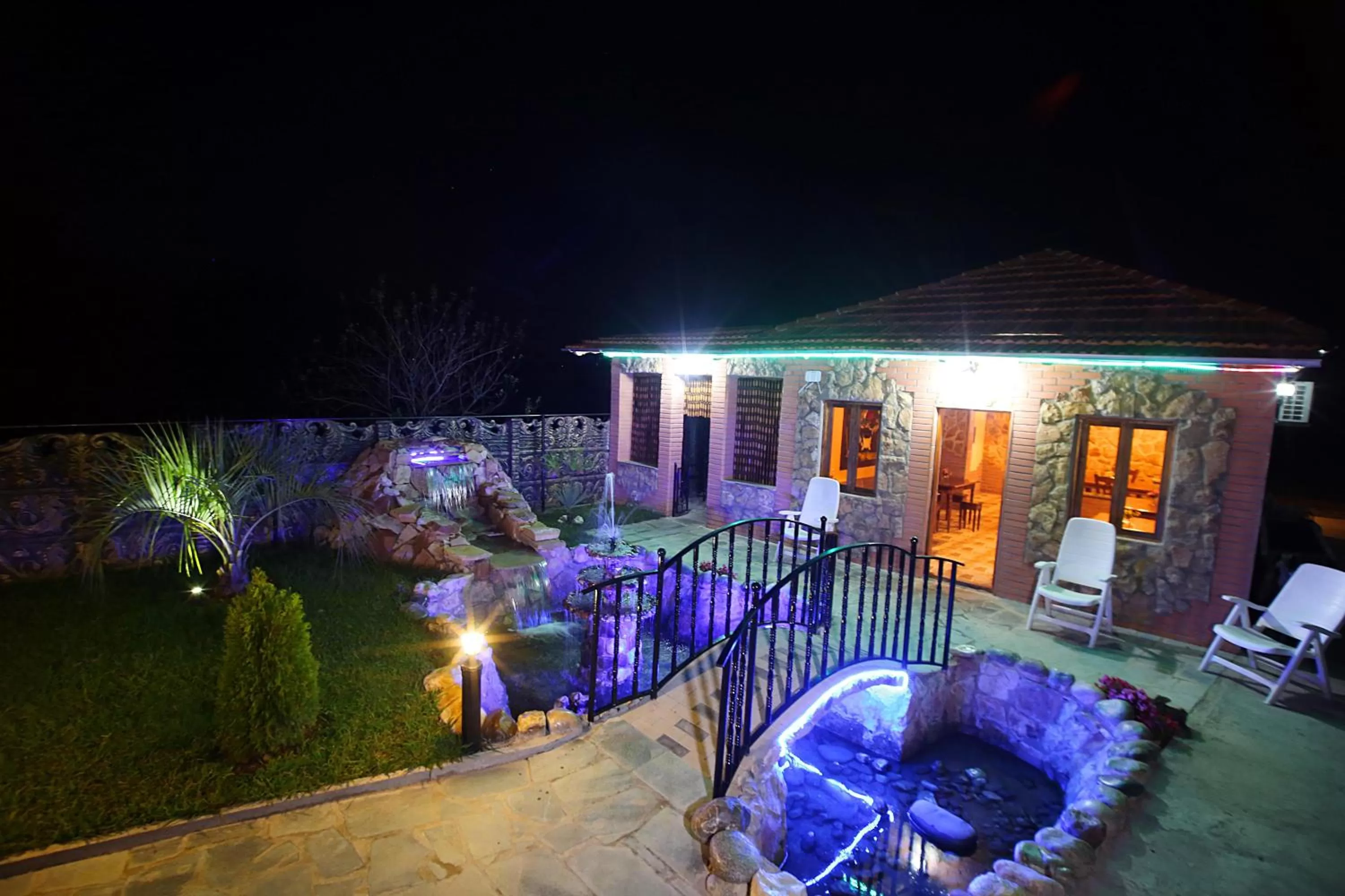 Restaurant/places to eat, Swimming Pool in Hotel Harmony