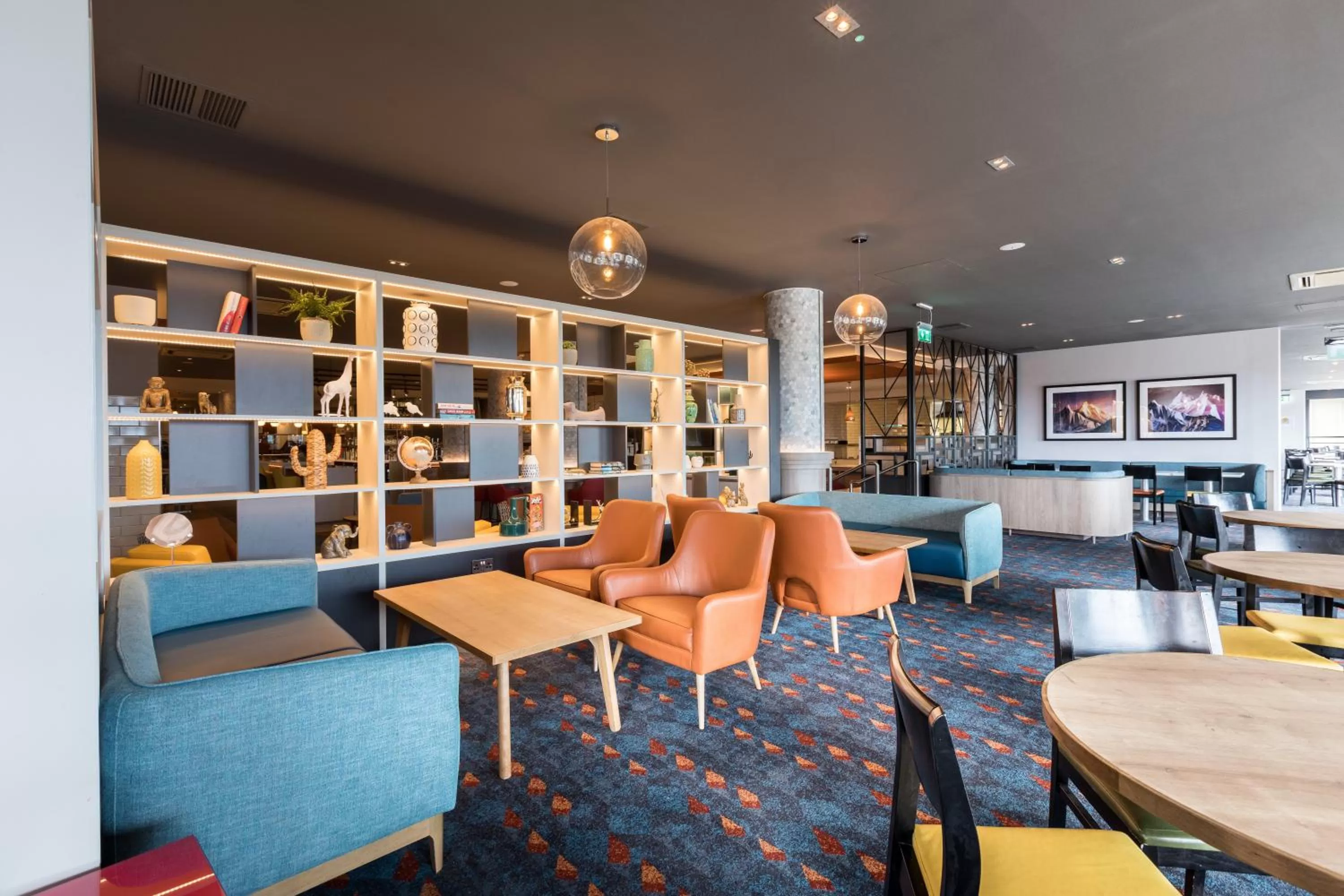 Lounge or bar in Holiday Inn Edinburgh Zoo by IHG