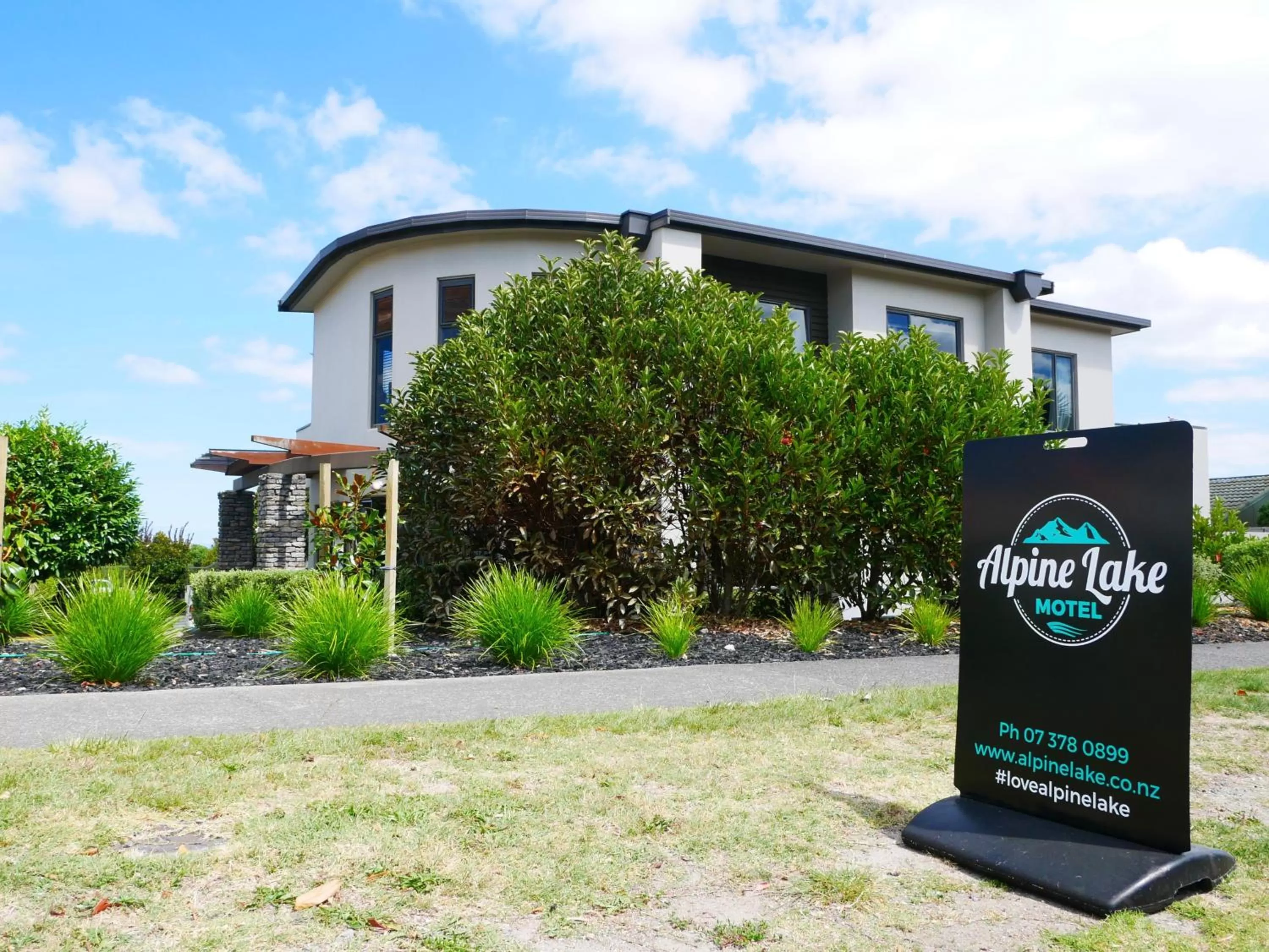 Property building in Alpine Lake Motel
