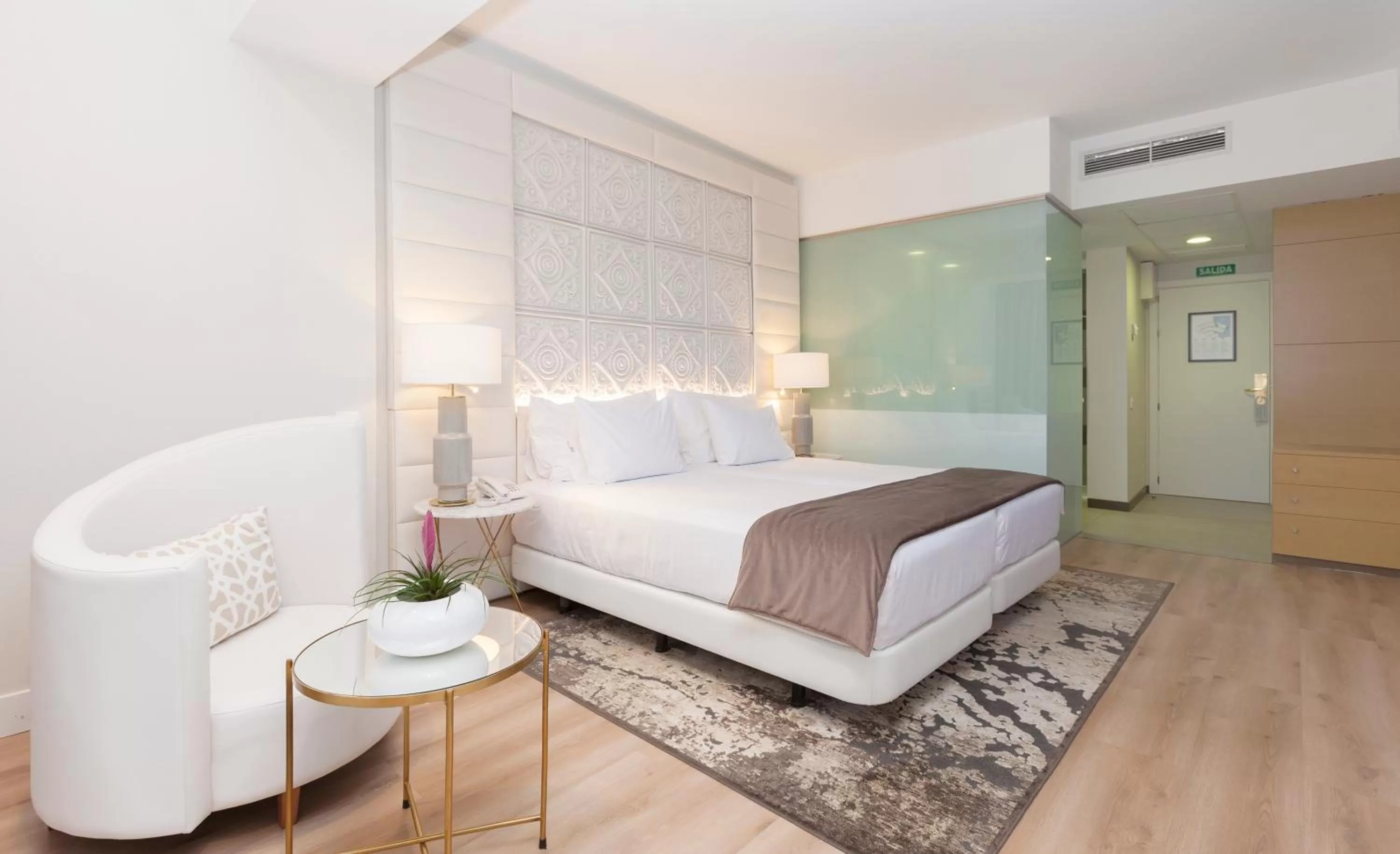 Photo of the whole room, Bed in Hotel Tres Reyes Pamplona