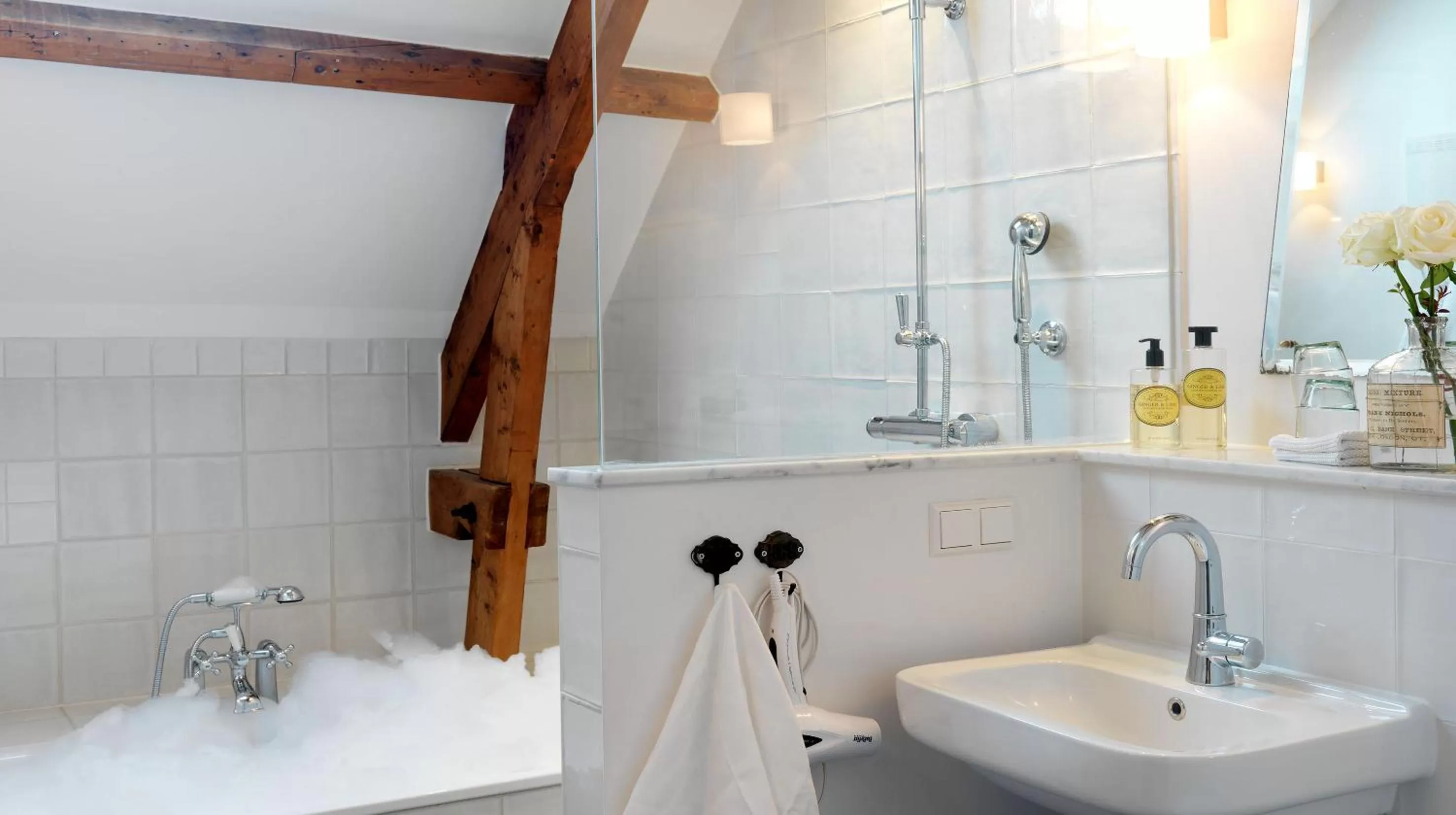 Deluxe Double Room with Bath in Hotel Station Amstelveen