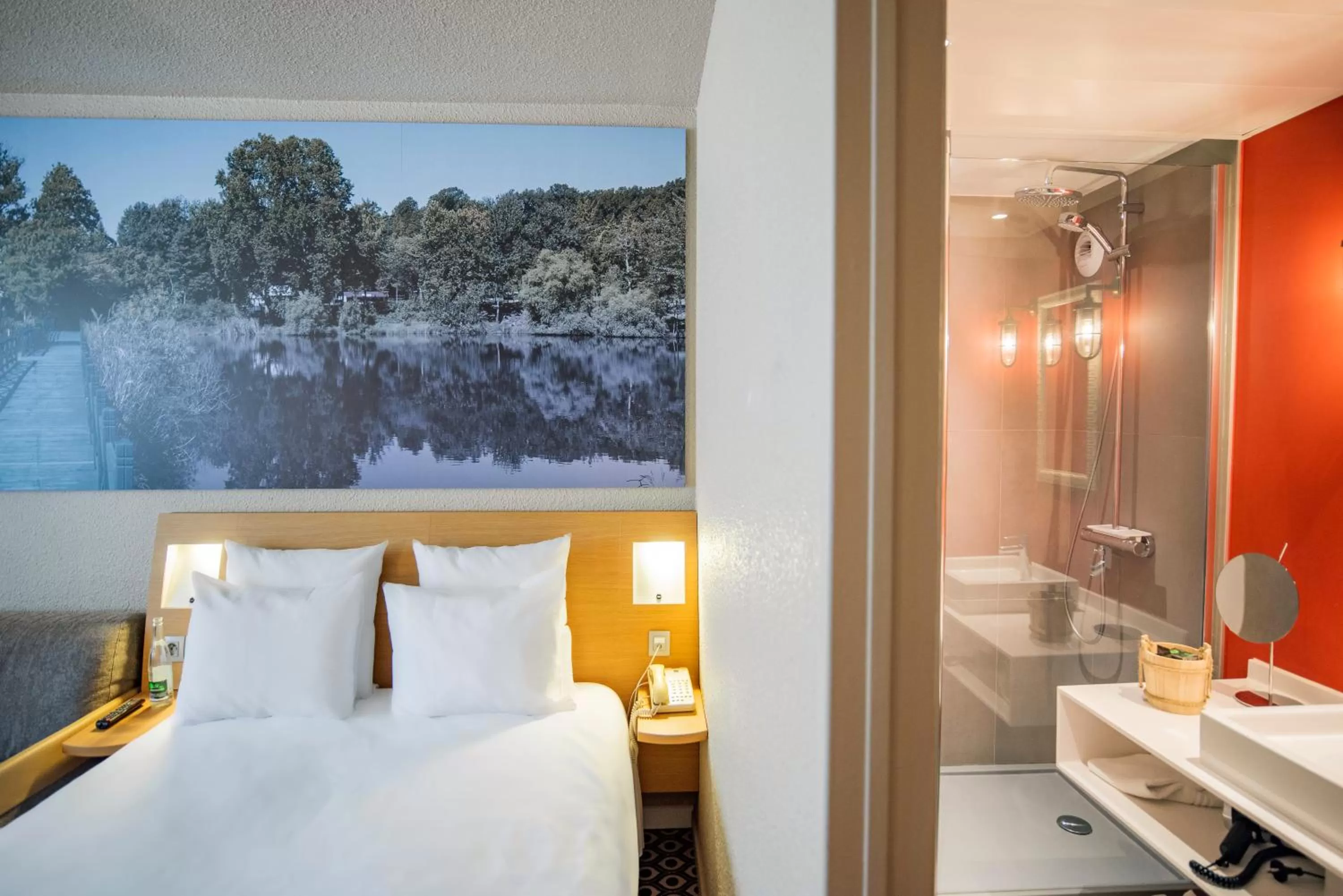 Shower, Bed in Novotel Orléans Chemins De Sologne Demeures De Campagne