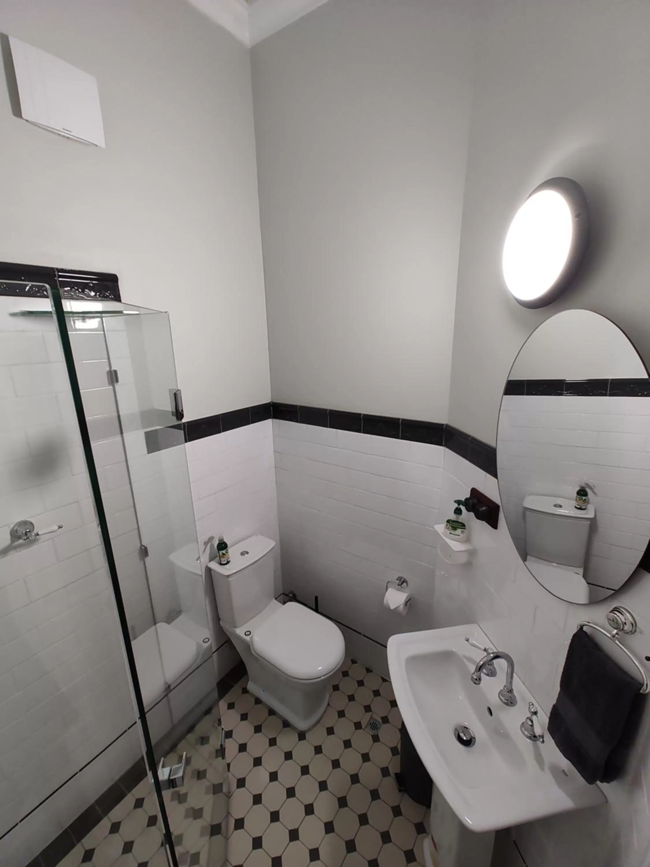 Shower in Fremantle Bed & Breakfast