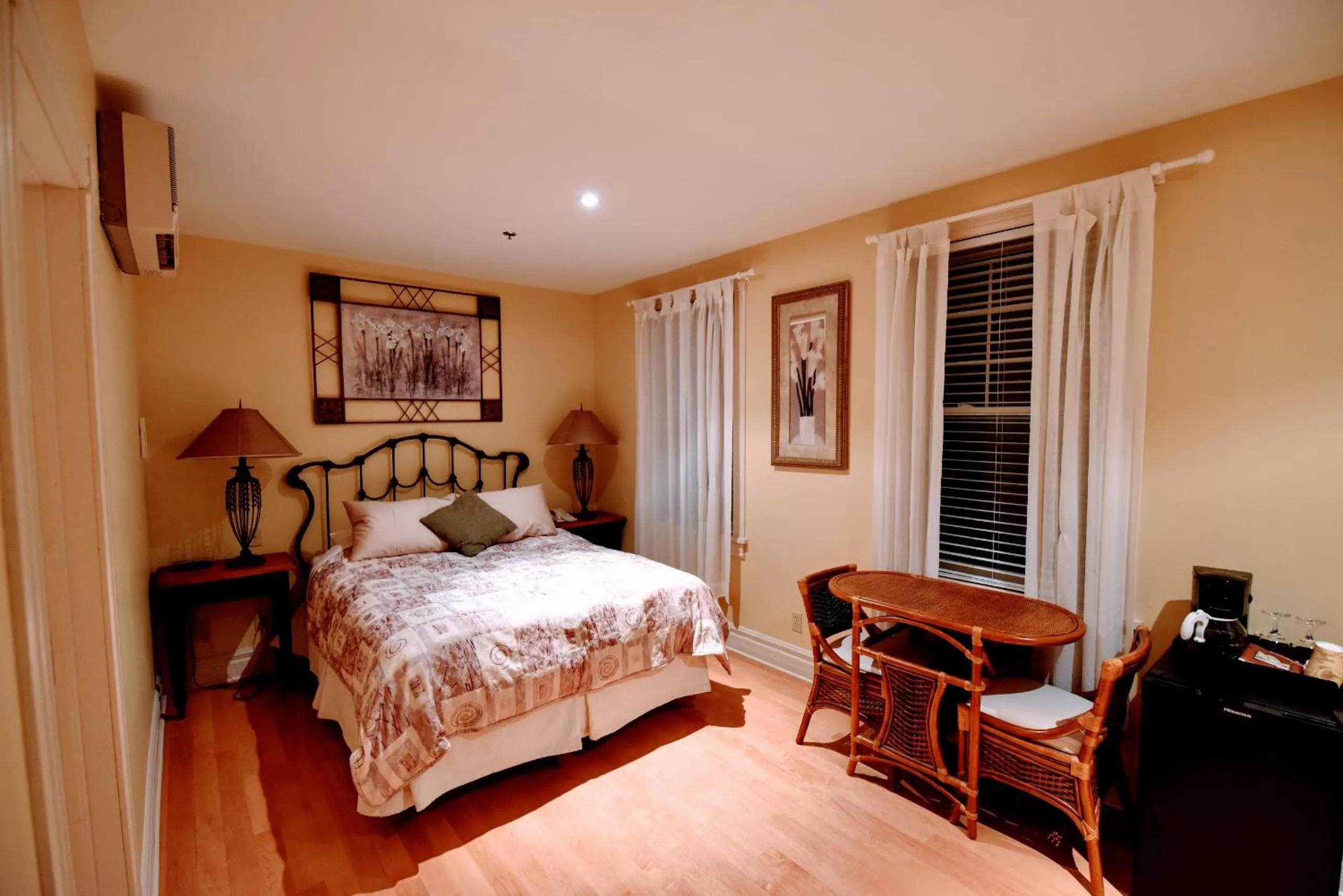 Photo of the whole room, Bed in Burleigh Falls Inn