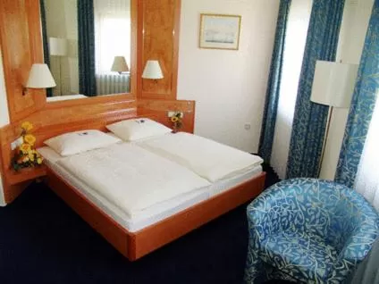 Photo of the whole room, Bed in Hotel-Restaurant Zur Krone