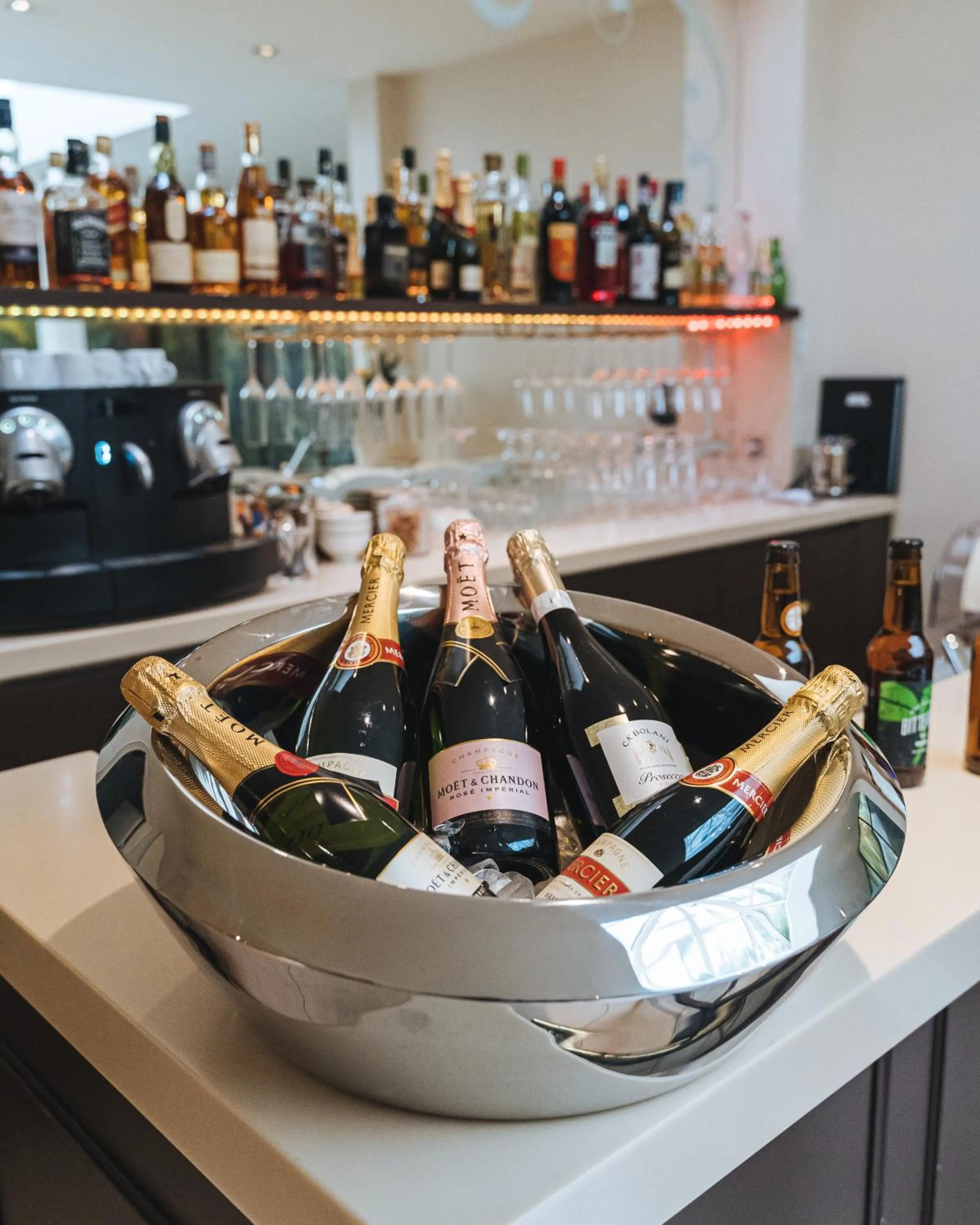 Property building in Hotel de L'Universite