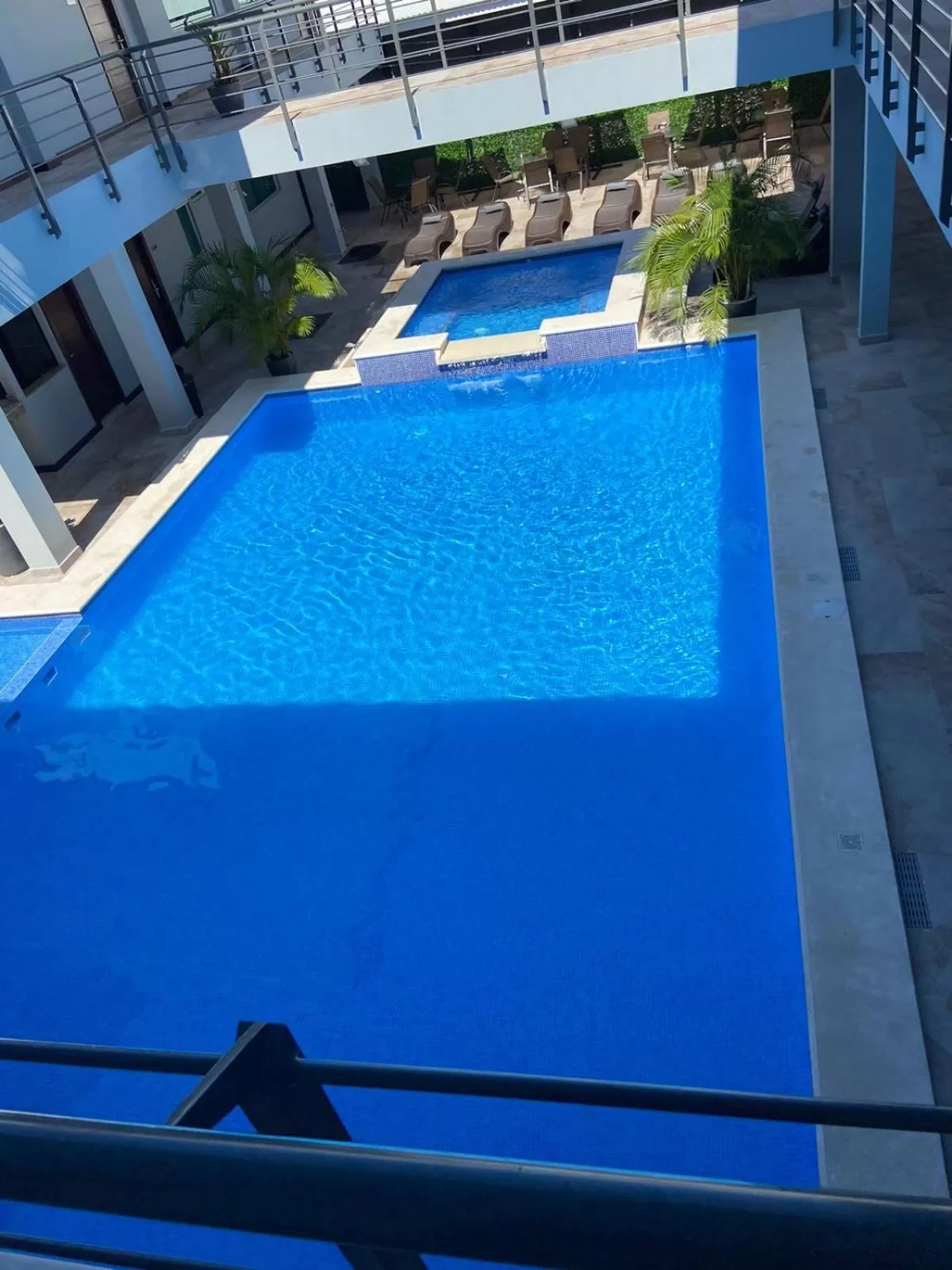 Swimming pool in Hotel Cayuga