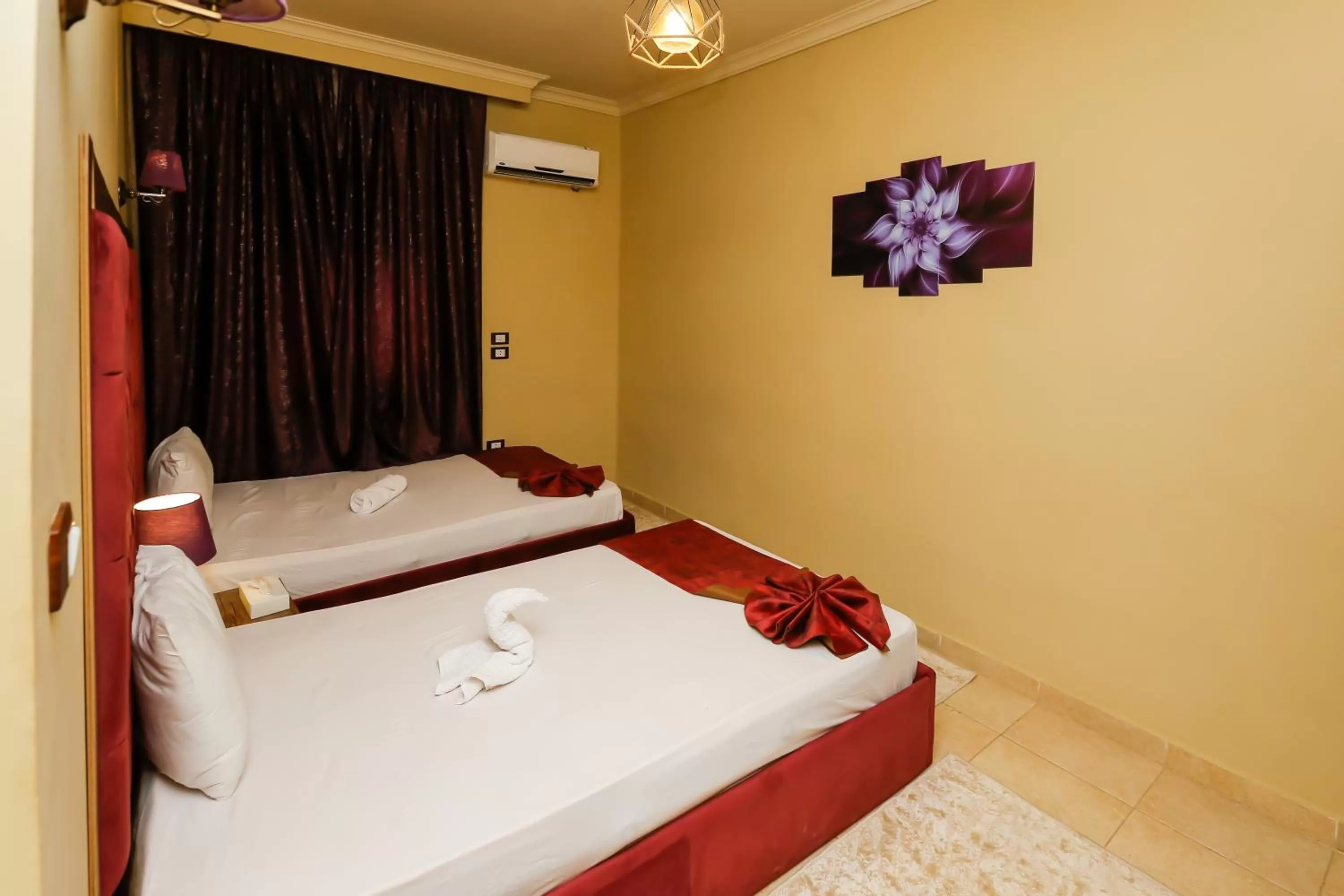 Photo of the whole room, Bed in King Cheops Inn - Pyramid View