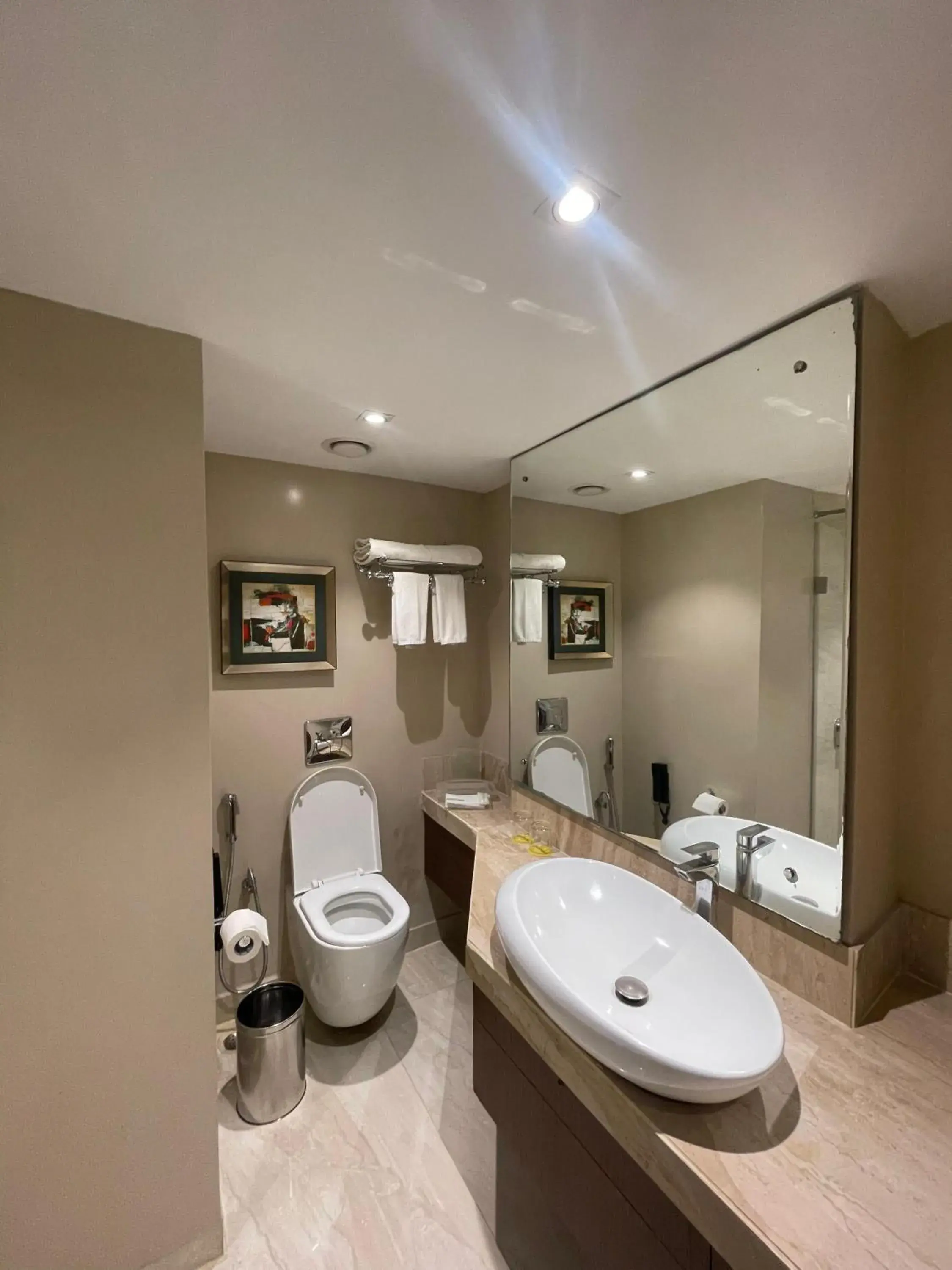 Standard Twin Room with Walk-In Shower in Holiday Inn Kolkata Airport by IHG Standard Twin Room with Walk-In Shower in Holiday Inn Kolkata Airport by IHG