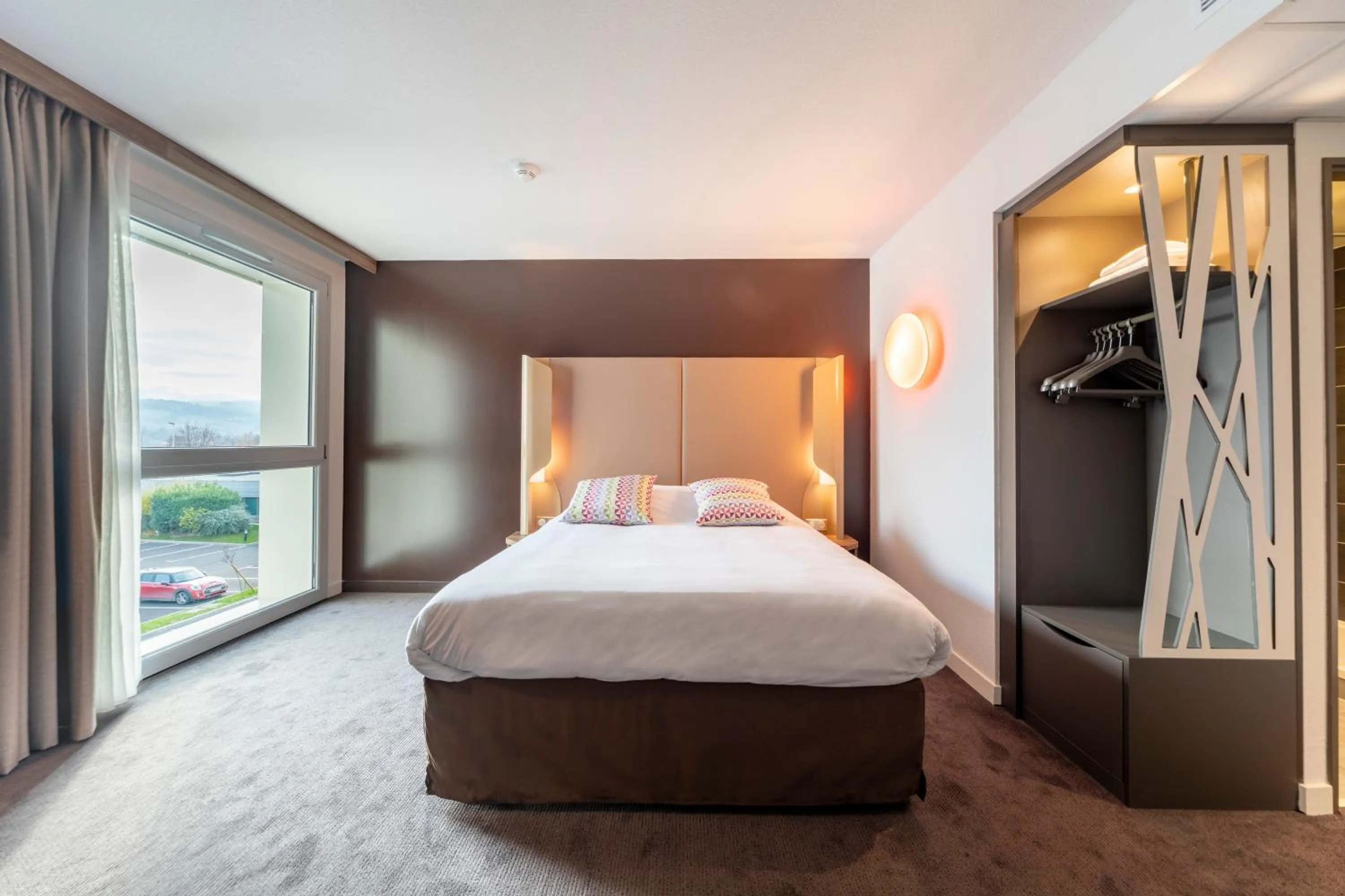 Bedroom, Bed in Campanile Annemasse Est Findrol CHAL