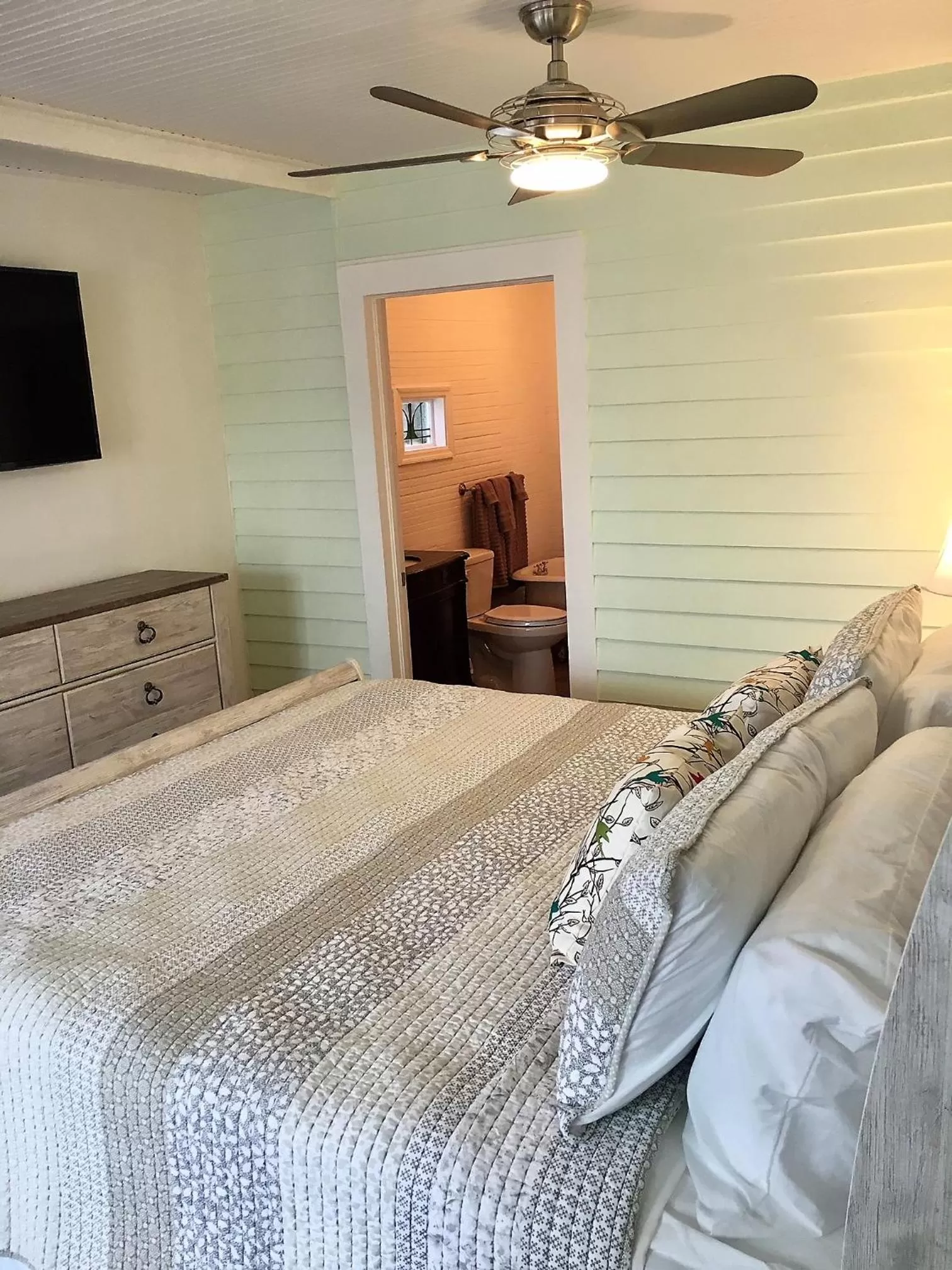 Bed in SeaGlass Inn Bed and Breakfast