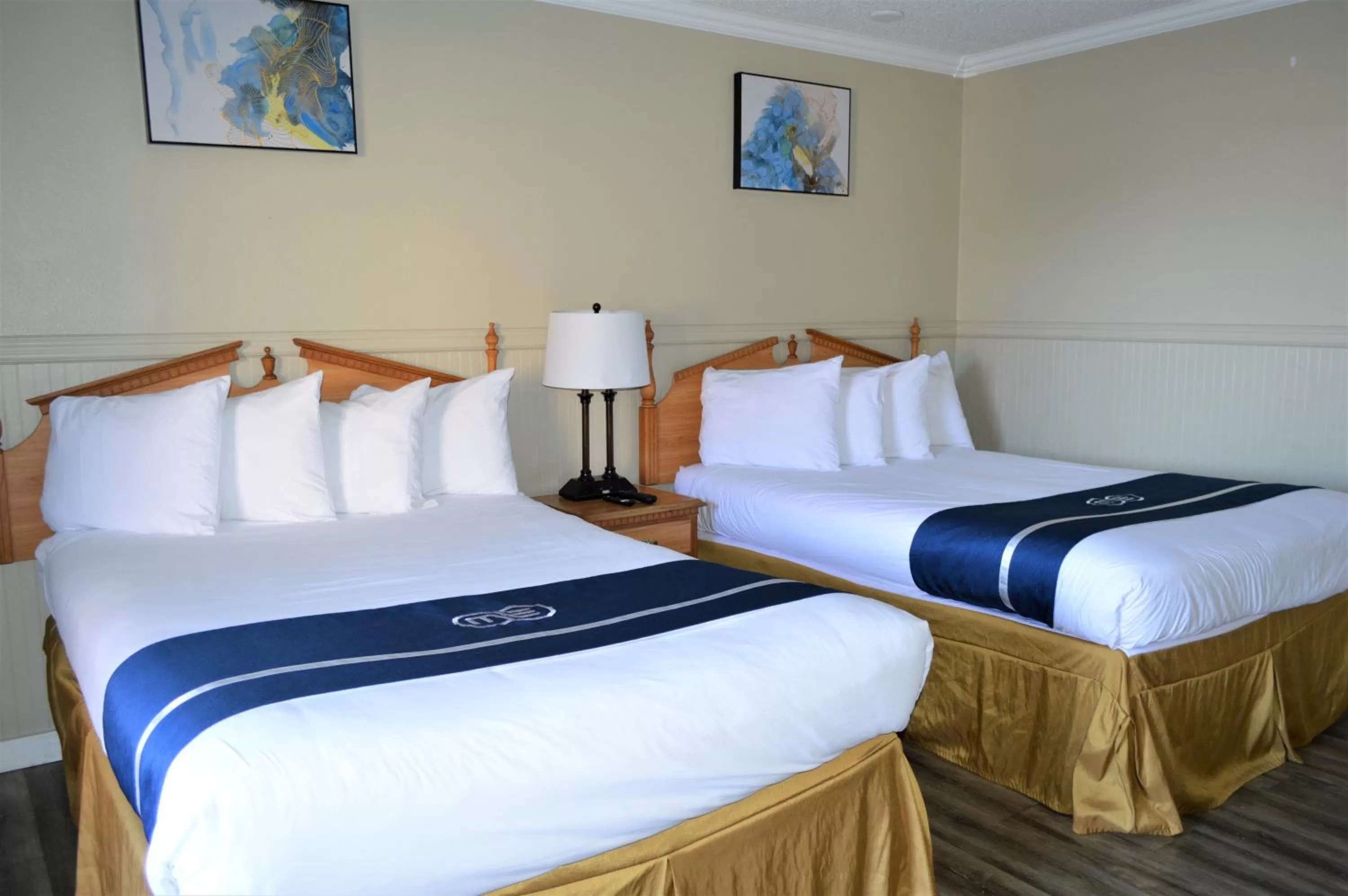 Bed in Omeo Suites Glass Beach