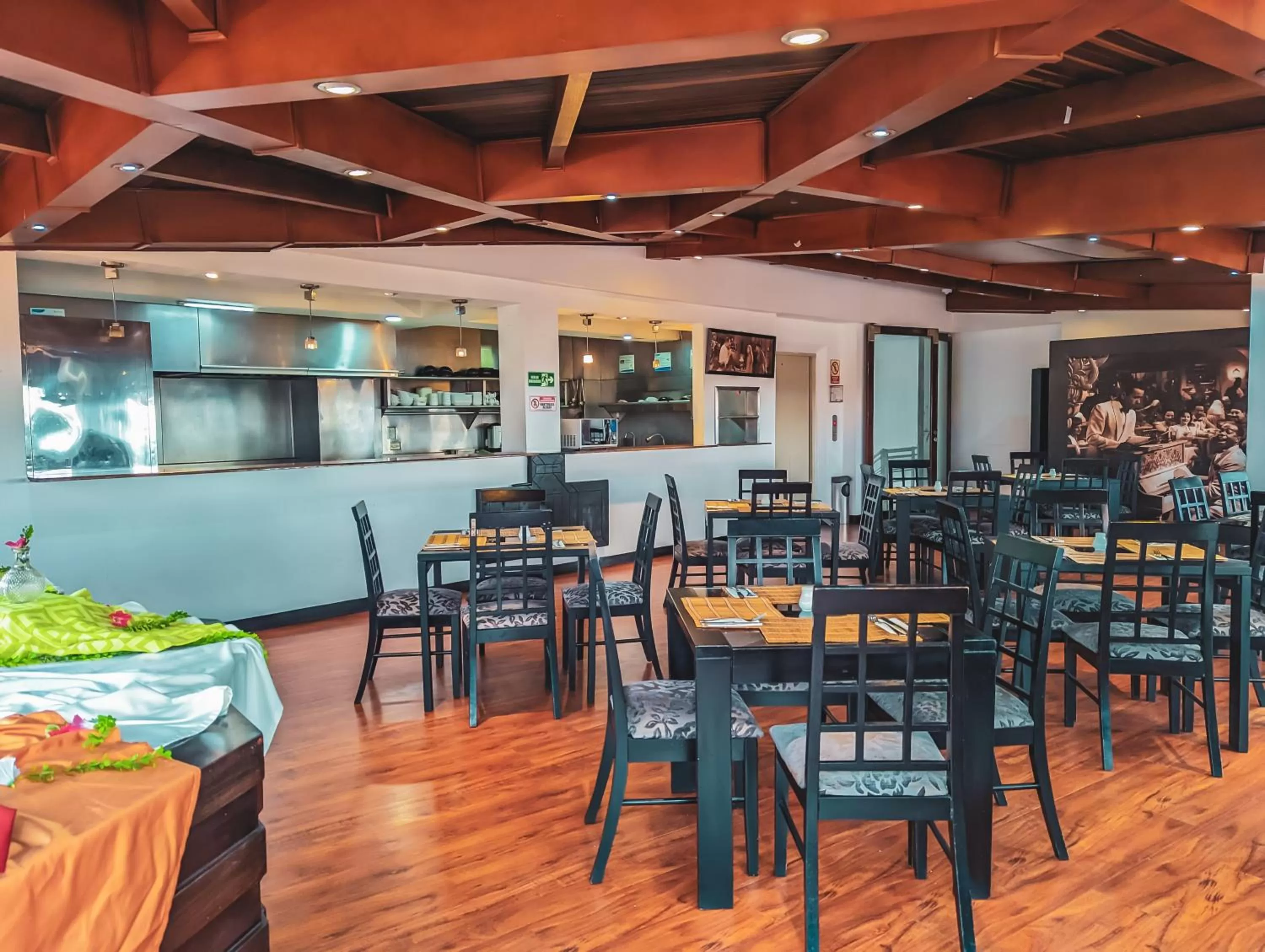 Restaurant/places to eat in Hotel Charlotte Suite 26