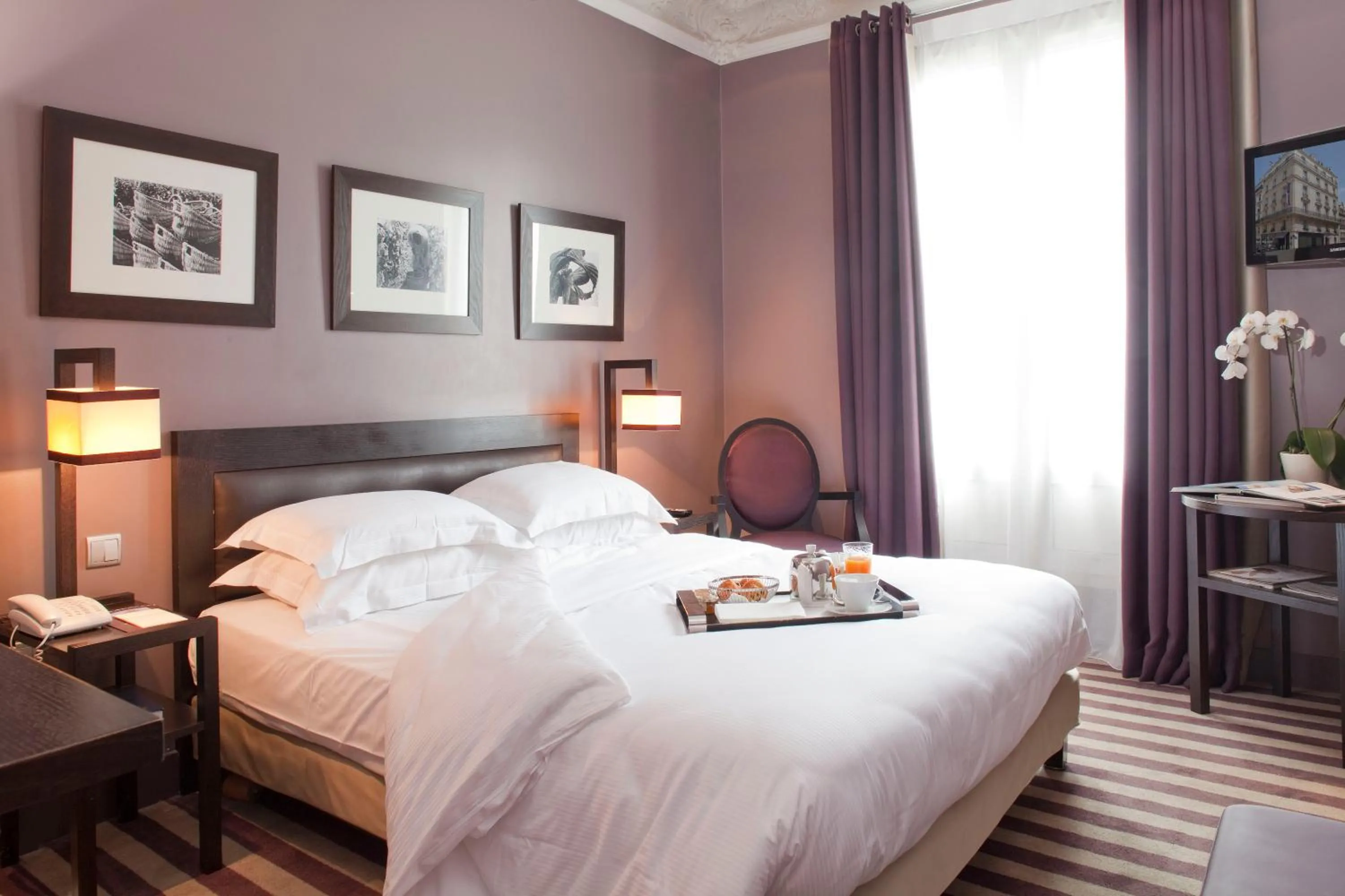 Photo of the whole room, Bed in Hotel Duret Paris Champs Elysées