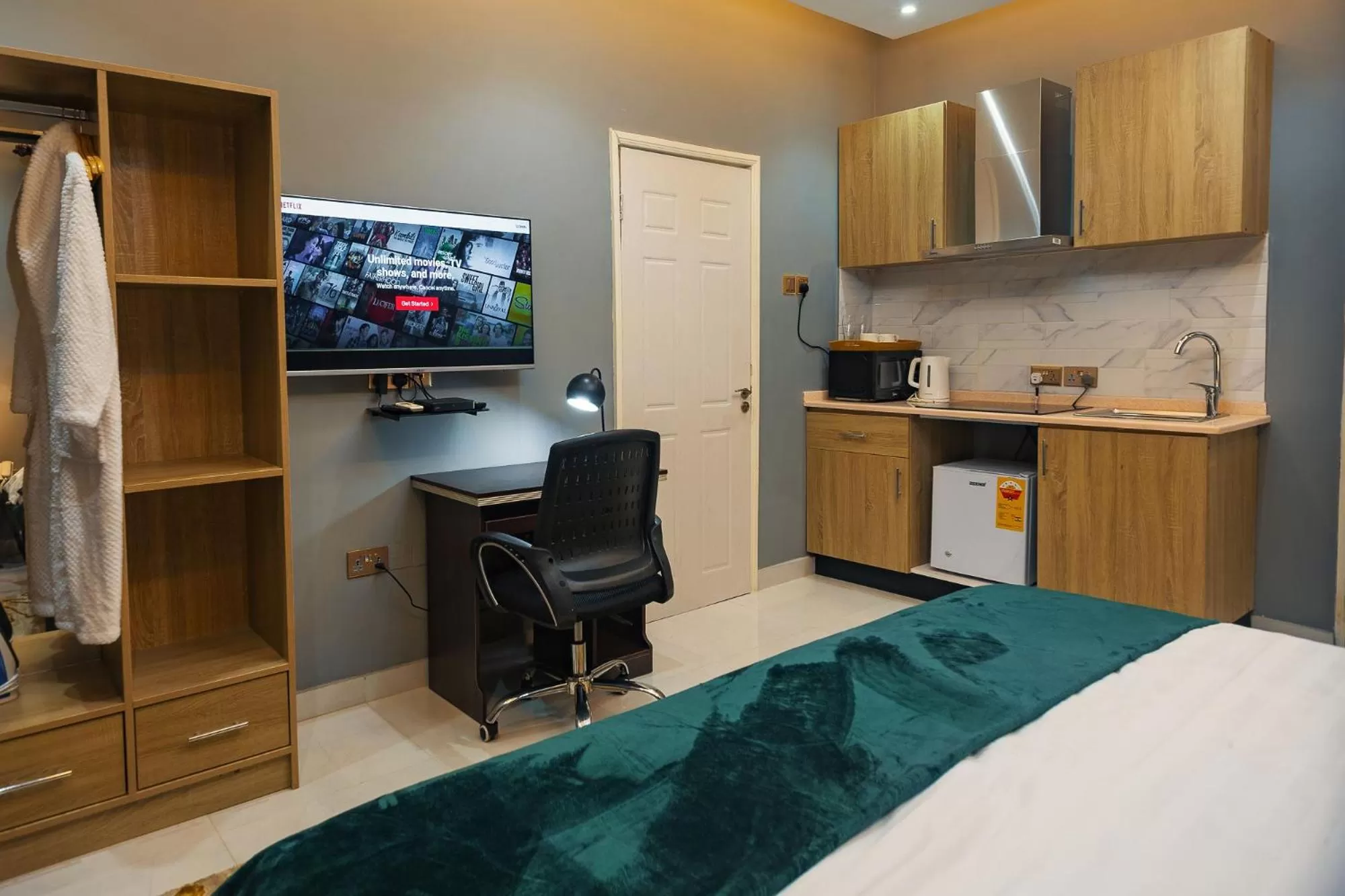 TV and multimedia, Bed in The Avery Suites, East Legon