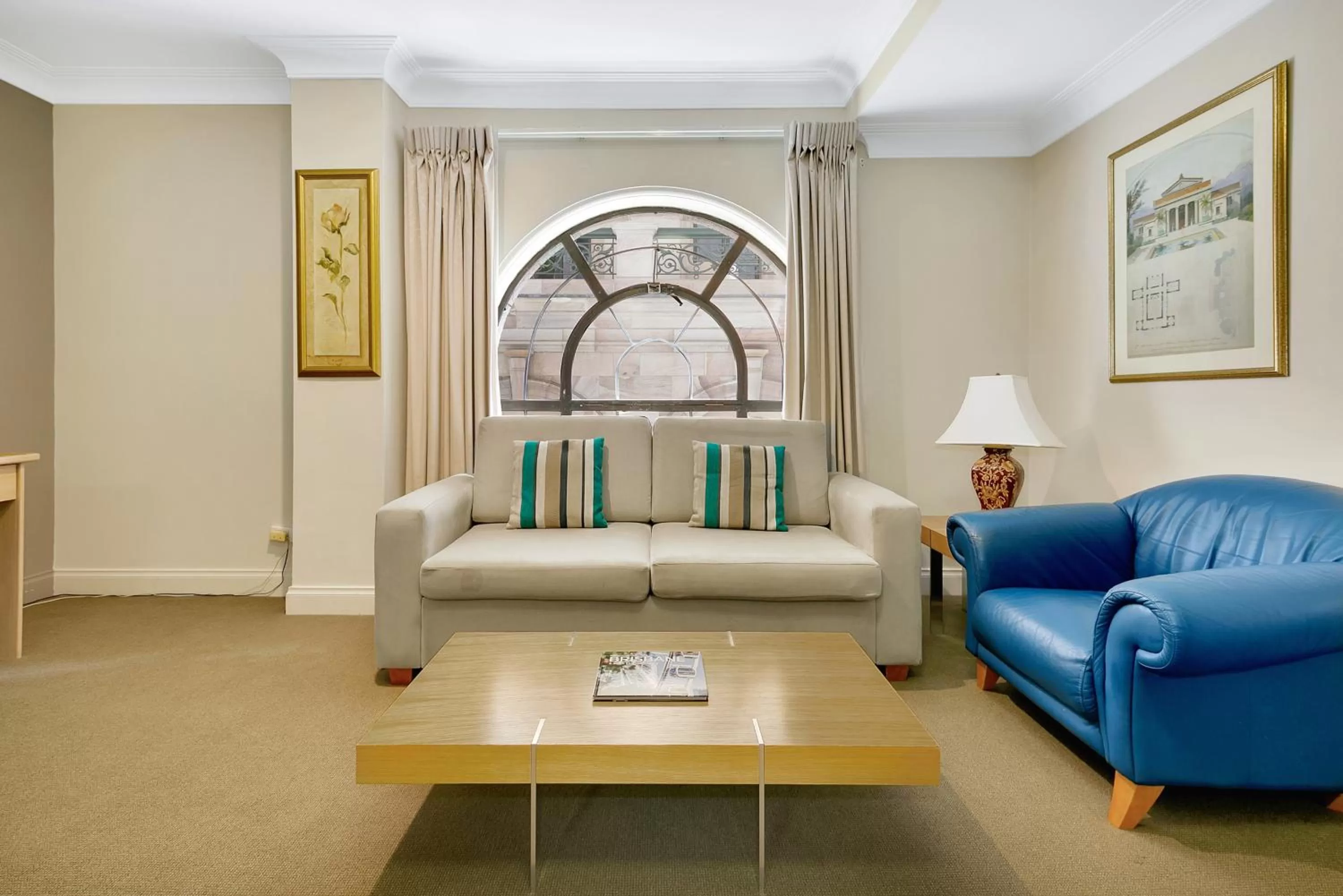 Living room in Manor Apartment Hotel