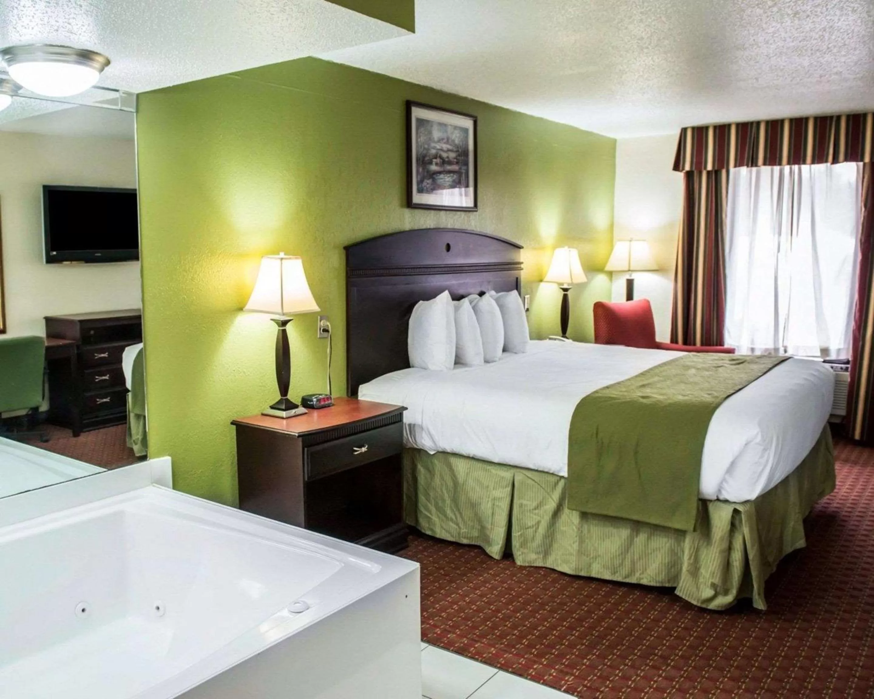 Photo of the whole room, Bed in Quality Inn Chipley I-10 at Exit 120