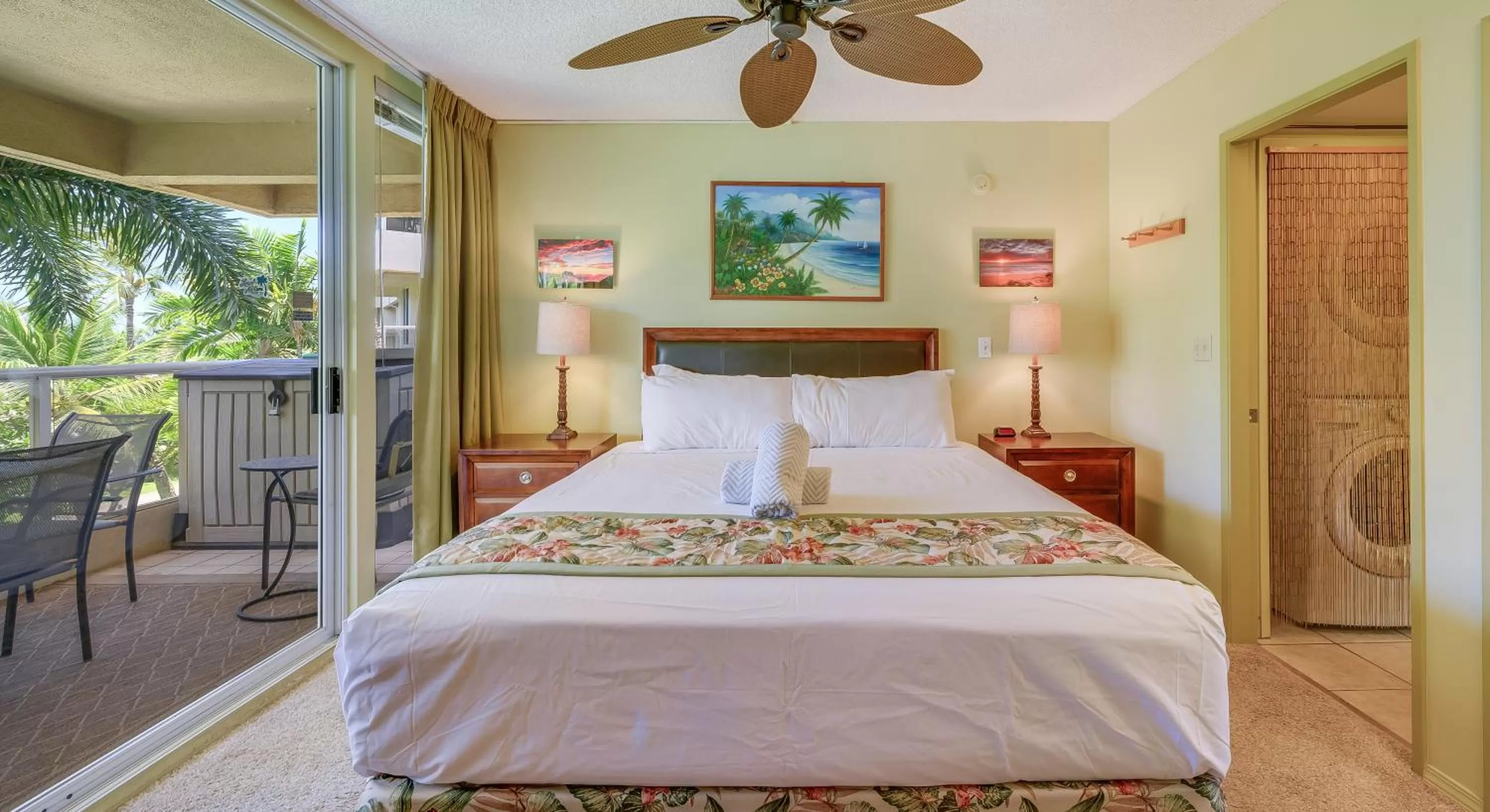 Bed in Castle Maui Banyan