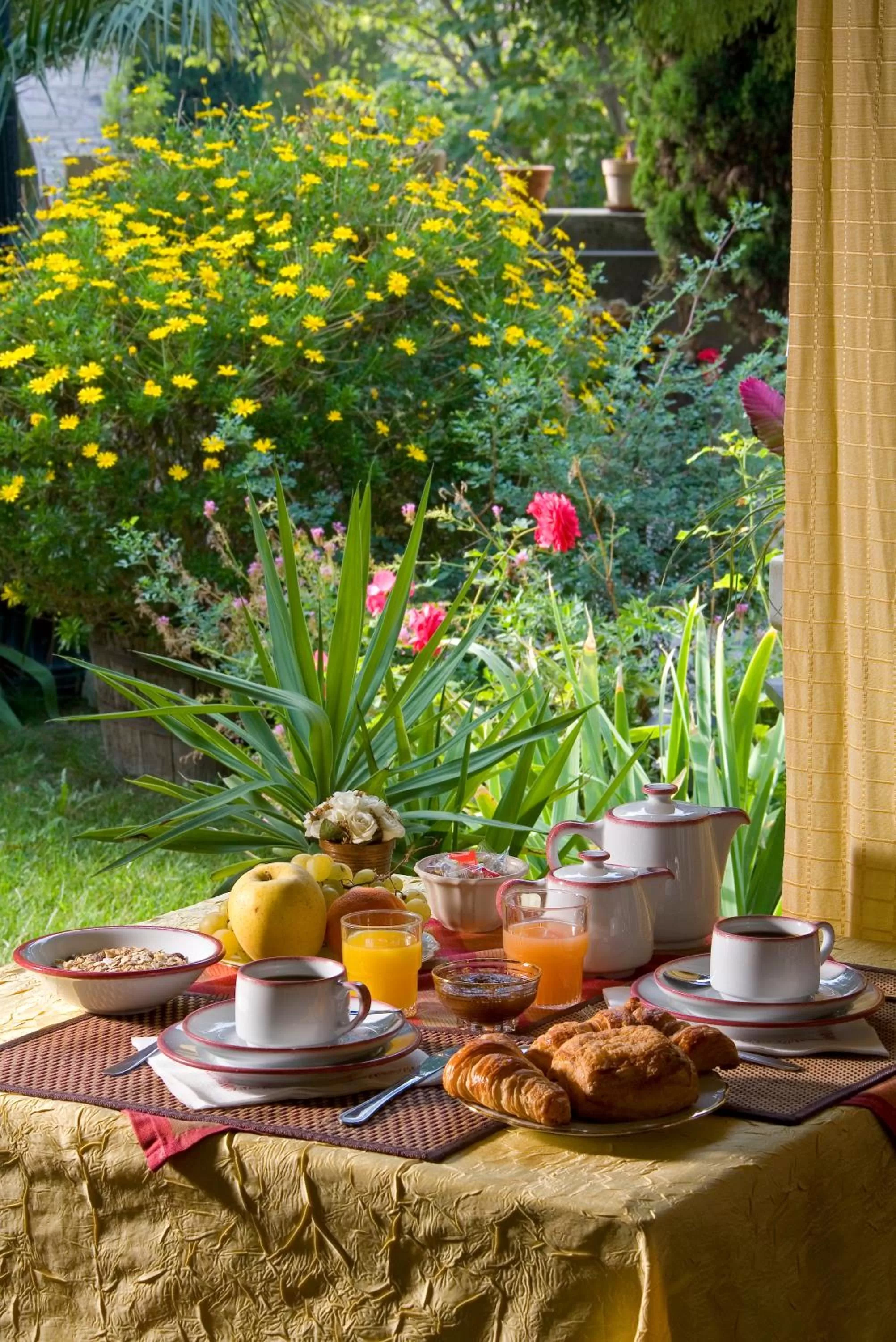 Food and drinks in Logis Auberge De Tavel