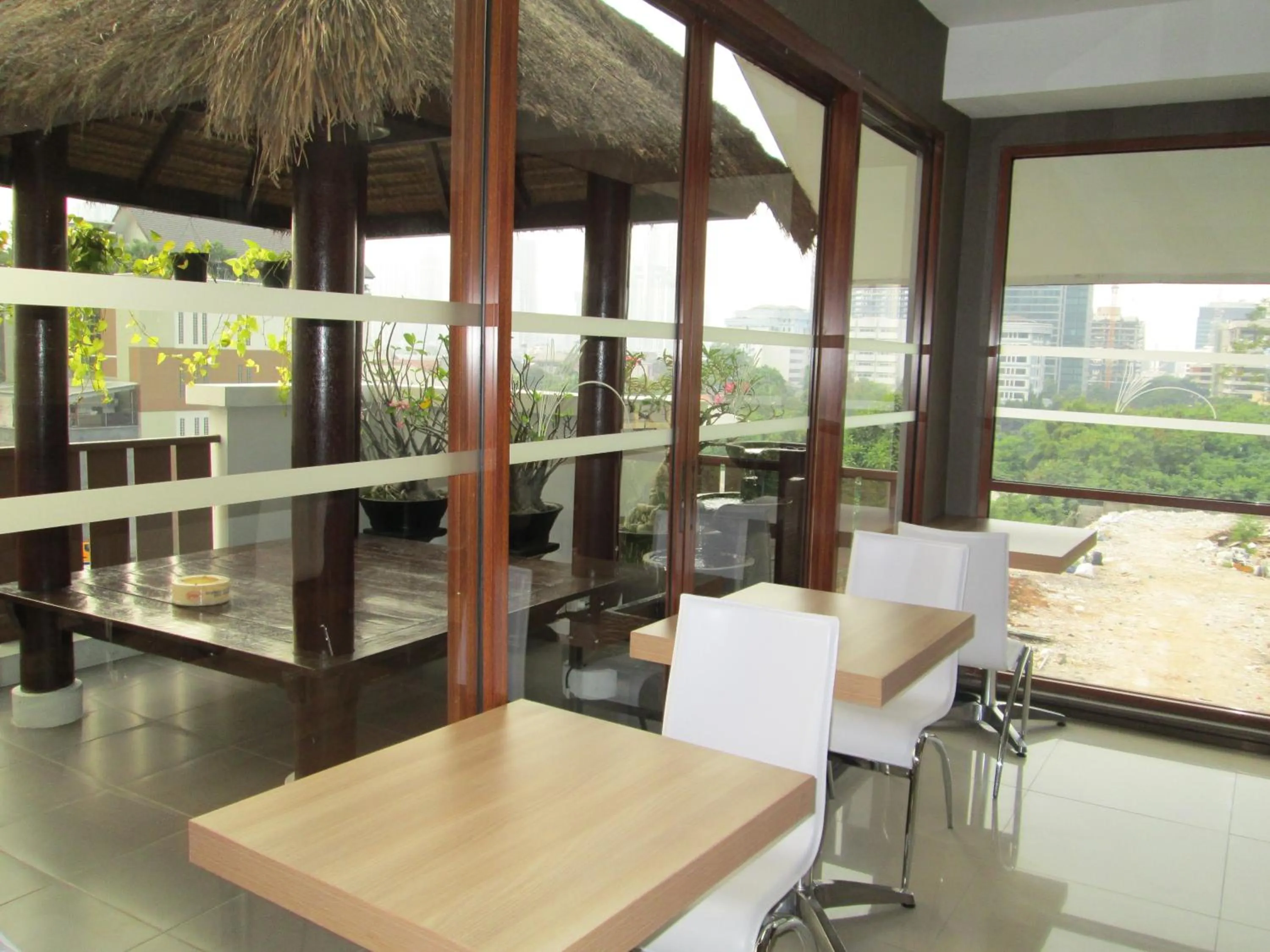 Restaurant/places to eat in Rasuna Mansion