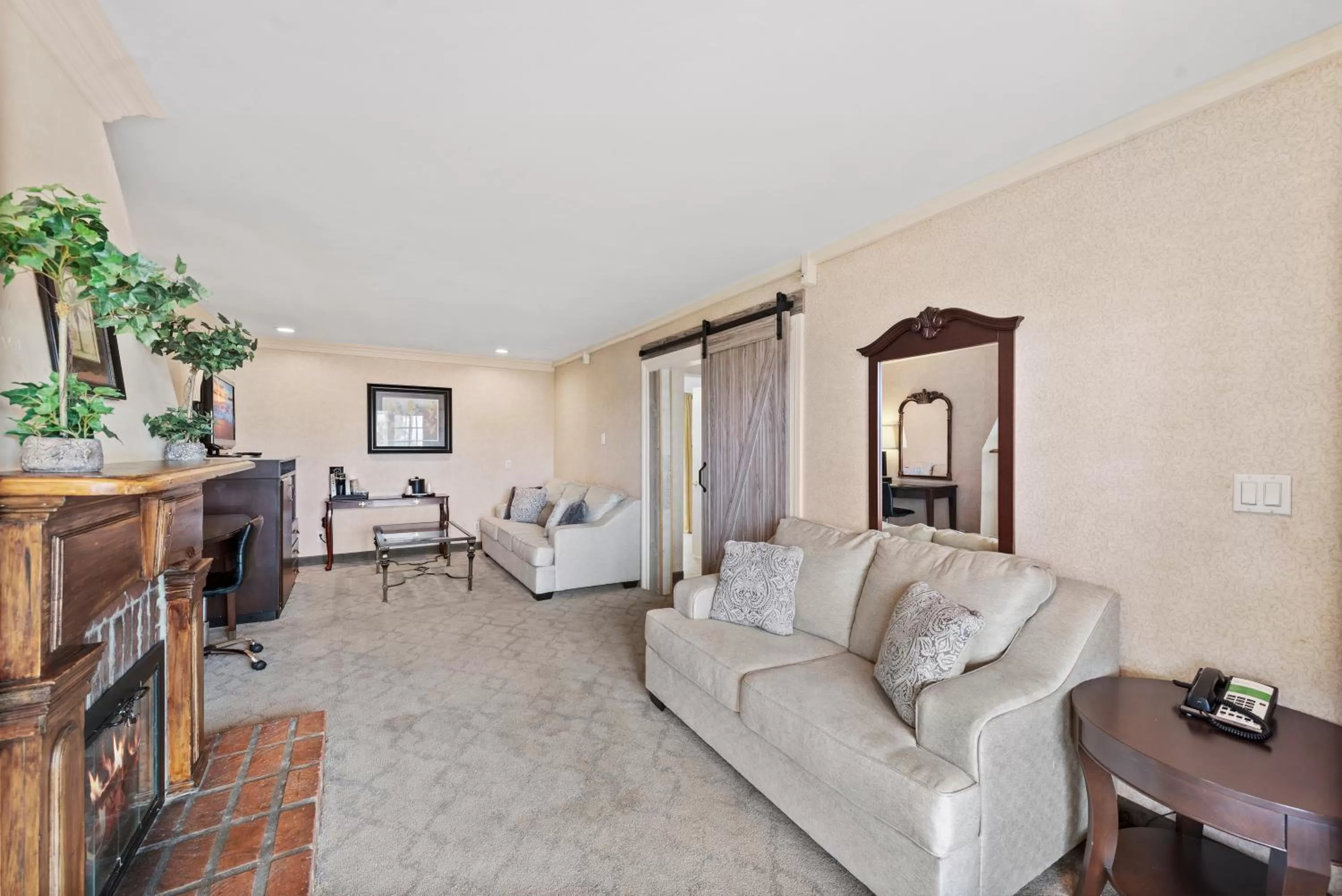 TV and multimedia in 14 West Hotel Laguna Beach