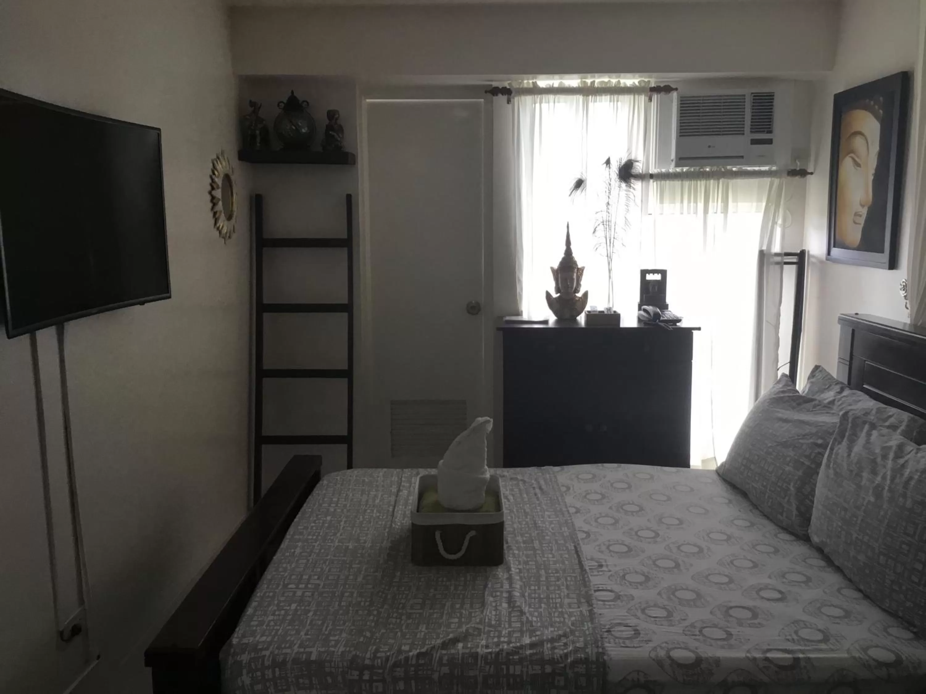 Bed in Condo with Free Swimming Pool & Viewing Deck