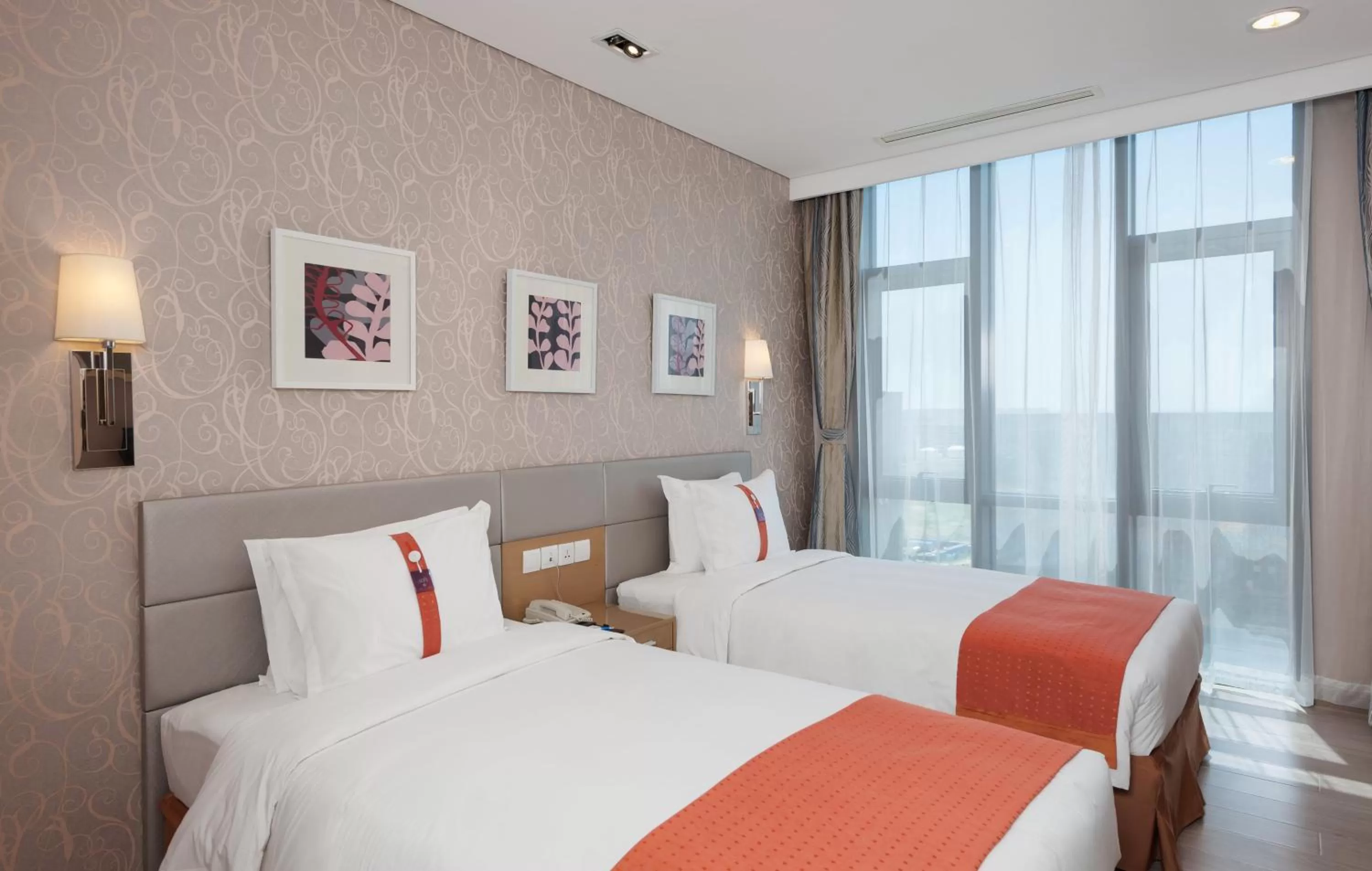 Photo of the whole room, Bed in Holiday Inn Express Beijing Yizhuang by IHG - Taxi 1 Hour to International Airport and 800 Meters to the Nearby Subway