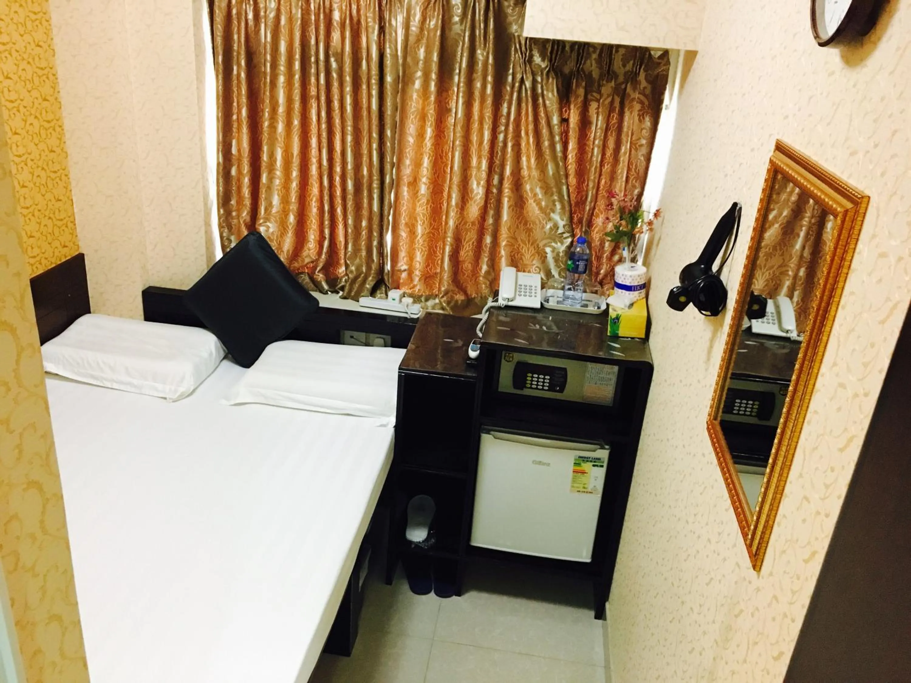 Photo of the whole room, Bed in Modern