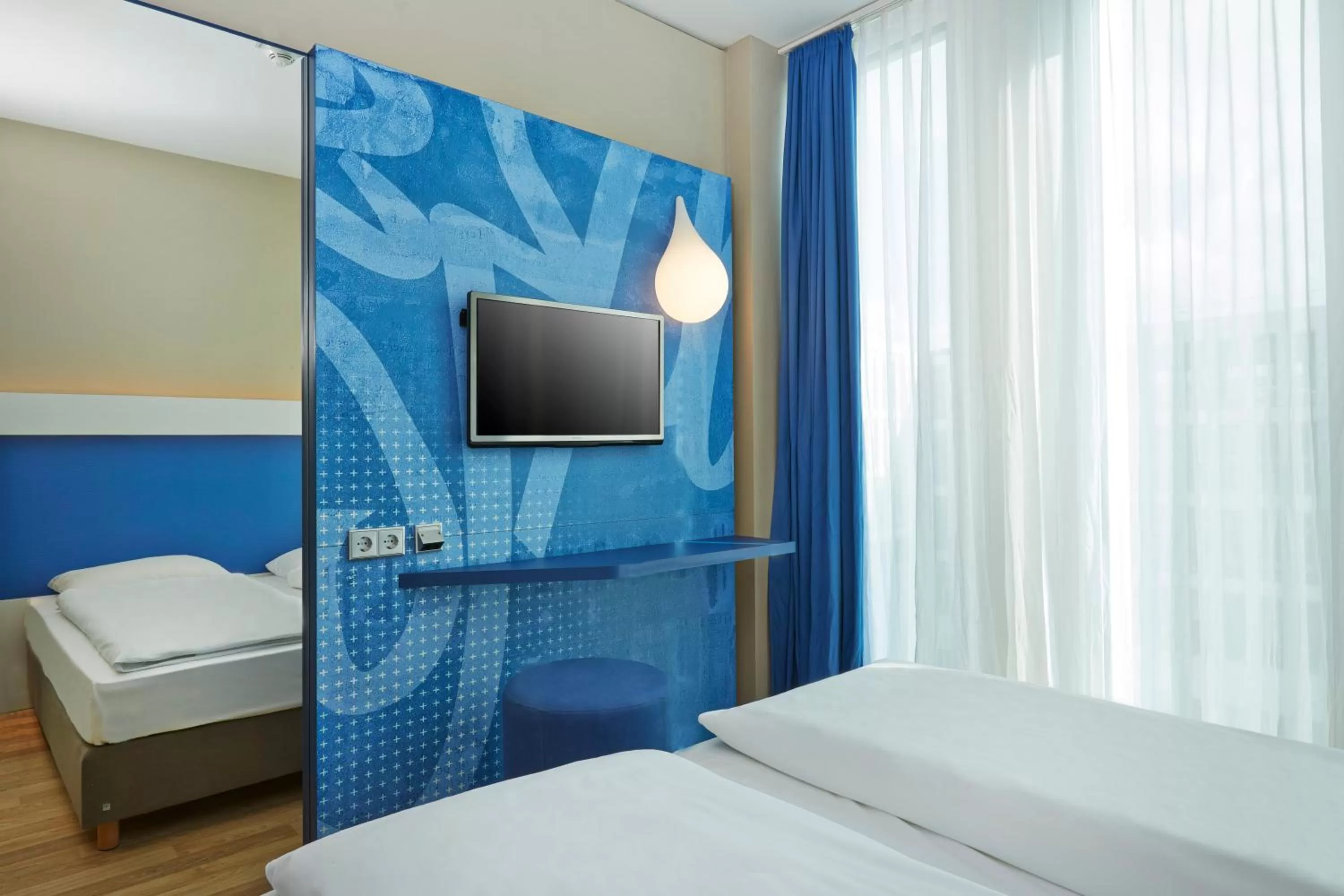 Photo of the whole room, Bed in H2 Hotel München Messe
