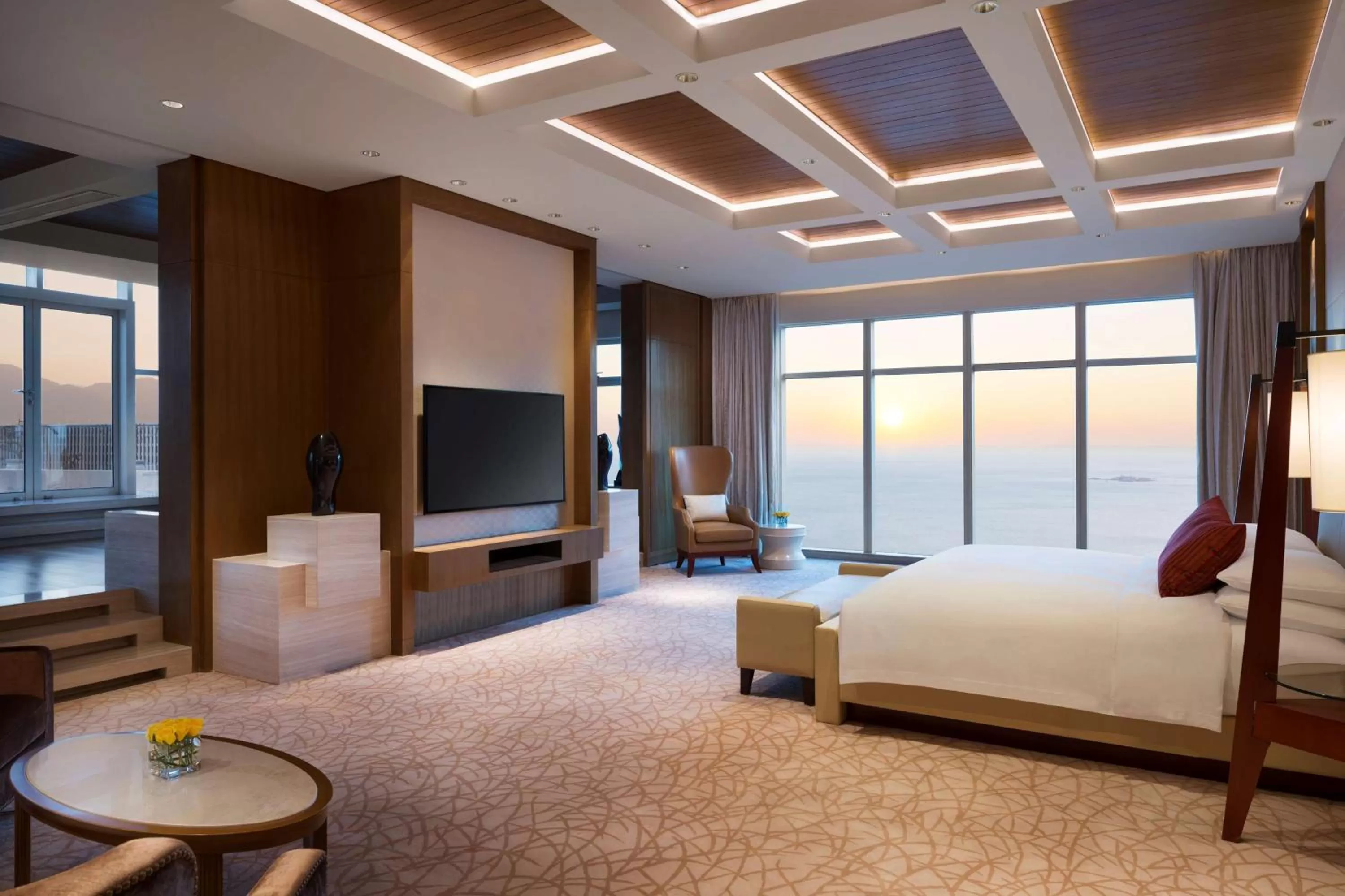 Photo of the whole room, Bed in Hyatt Regency Qingdao - Stone old beach - Exhibition Center