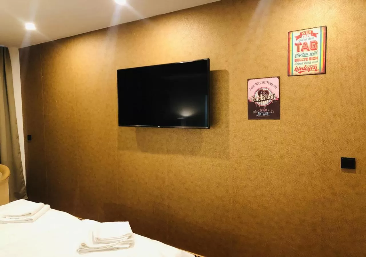 TV and multimedia, Bed in Elbgalerie Hotel