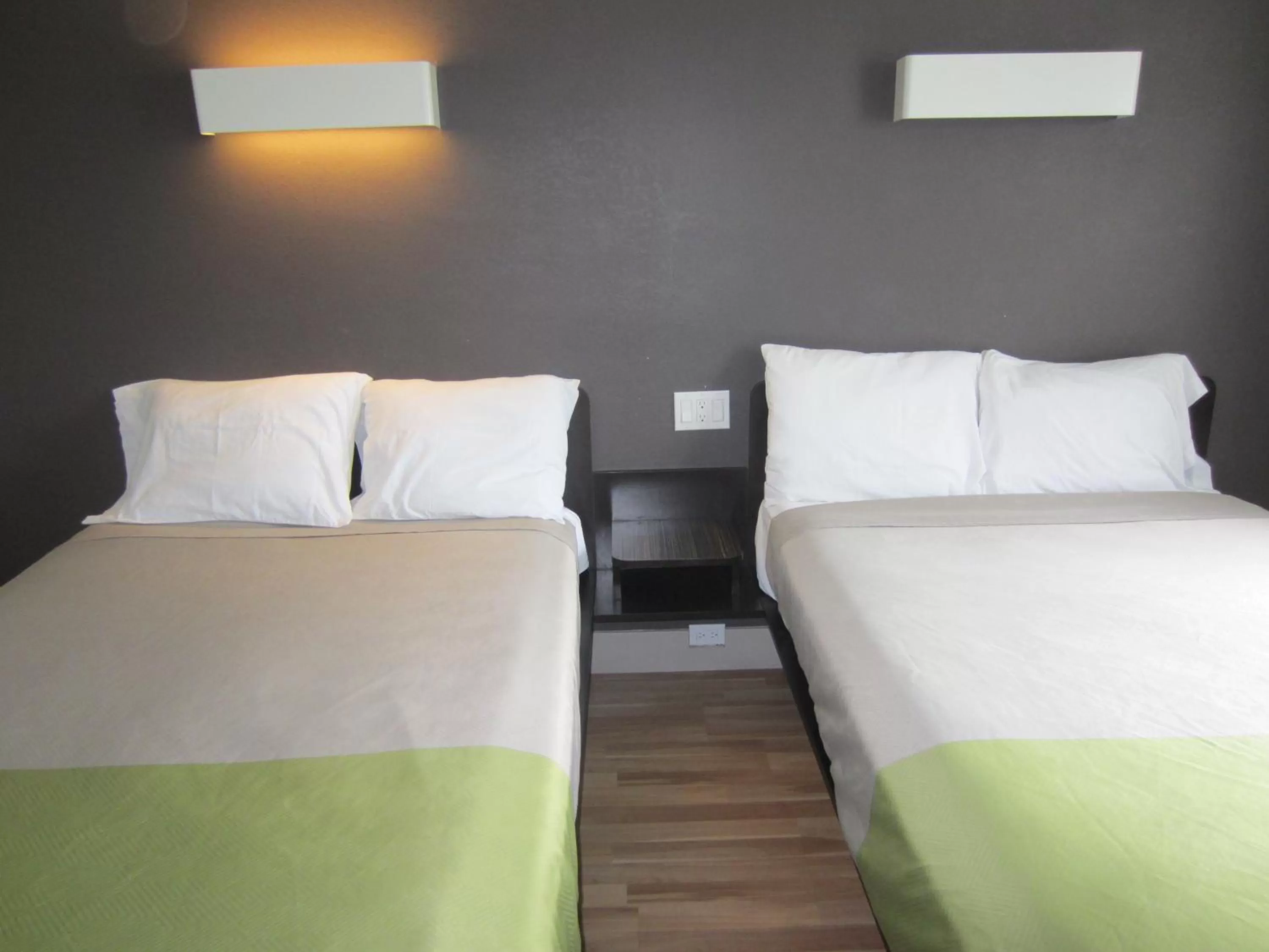 Photo of the whole room, Bed in Studio 6-Concord, CA