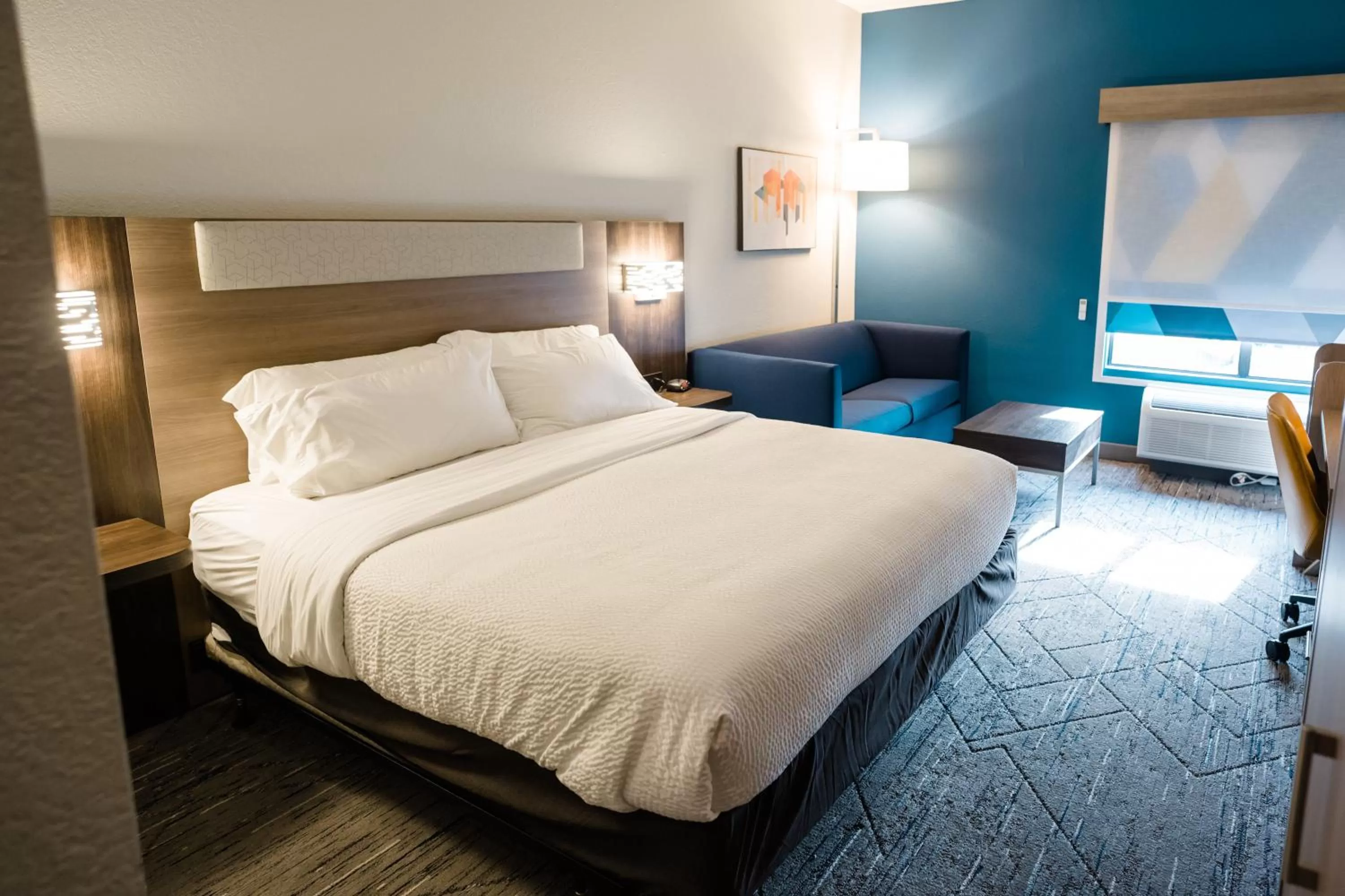 Photo of the whole room, Bed in Holiday Inn Express Hotel & Suites Knoxville-North-I-75 Exit 112 by IHG