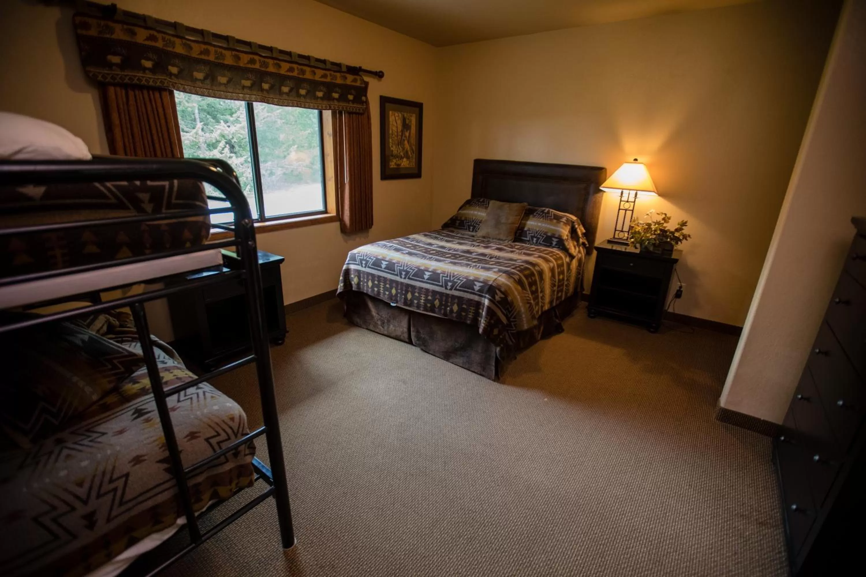 Photo of the whole room, Bed in Lewis & Clark Resort