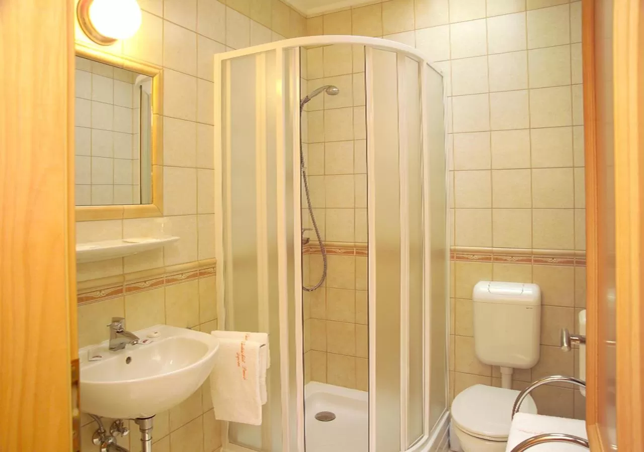 Bathroom in Vadászkürt Panzió