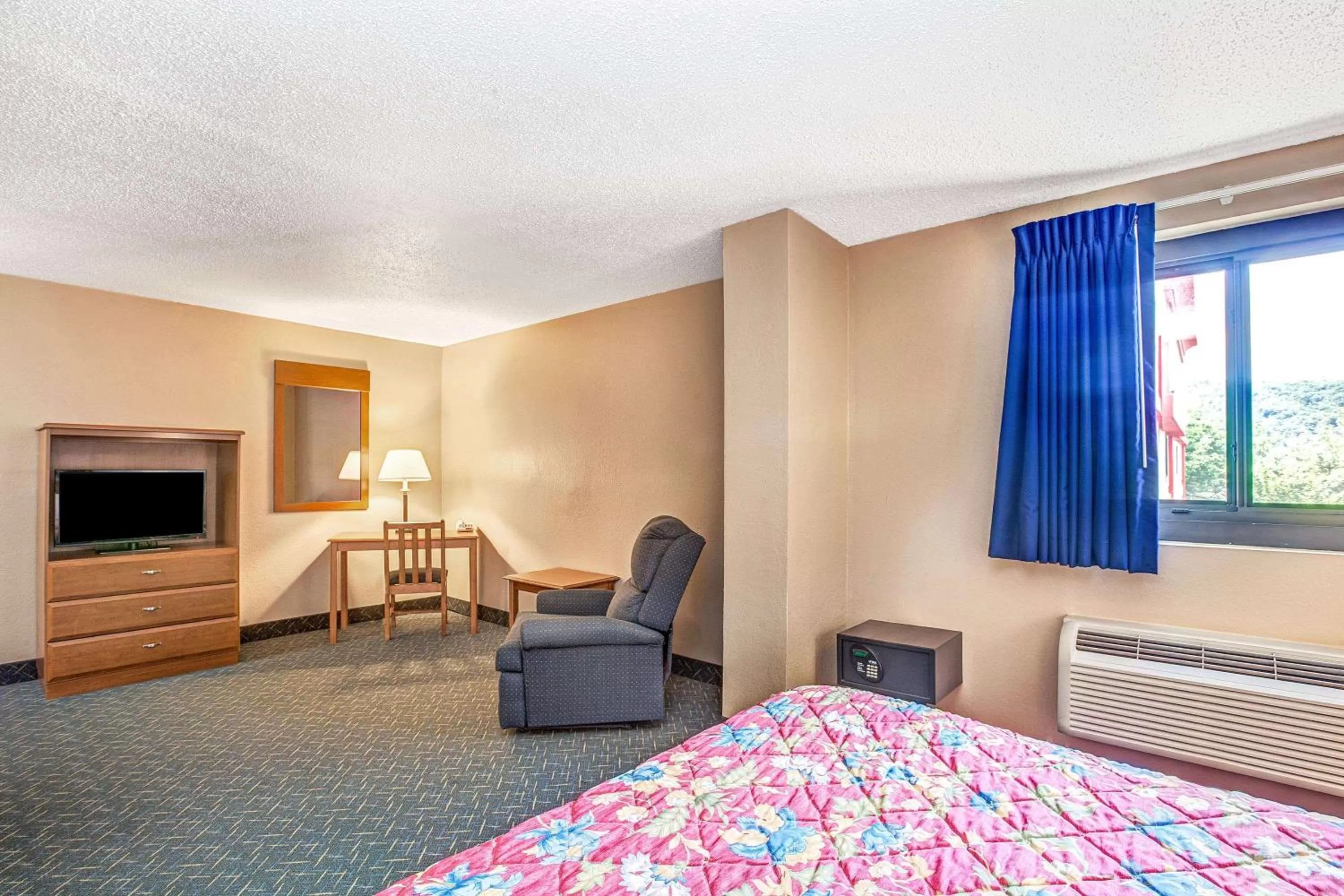 Photo of the whole room, Bed in Super 8 by Wyndham Mahwah