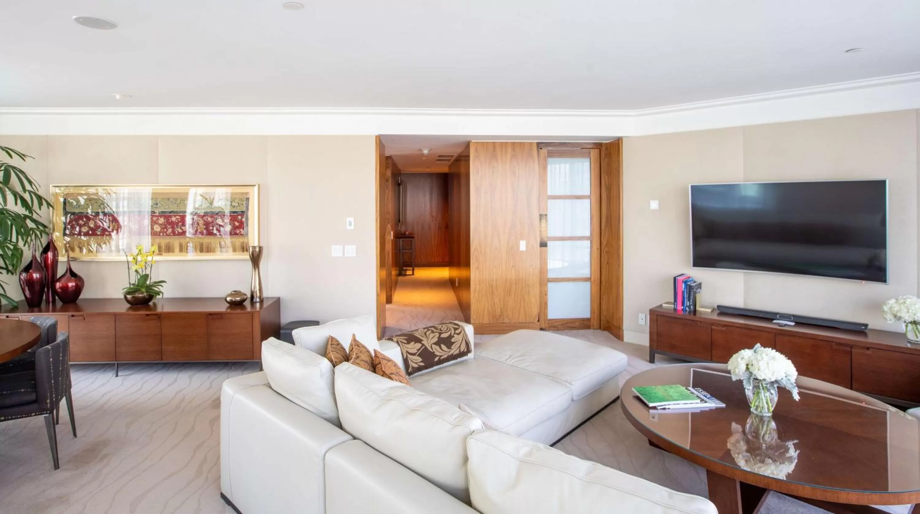 TV and multimedia in Shangri-La Vancouver