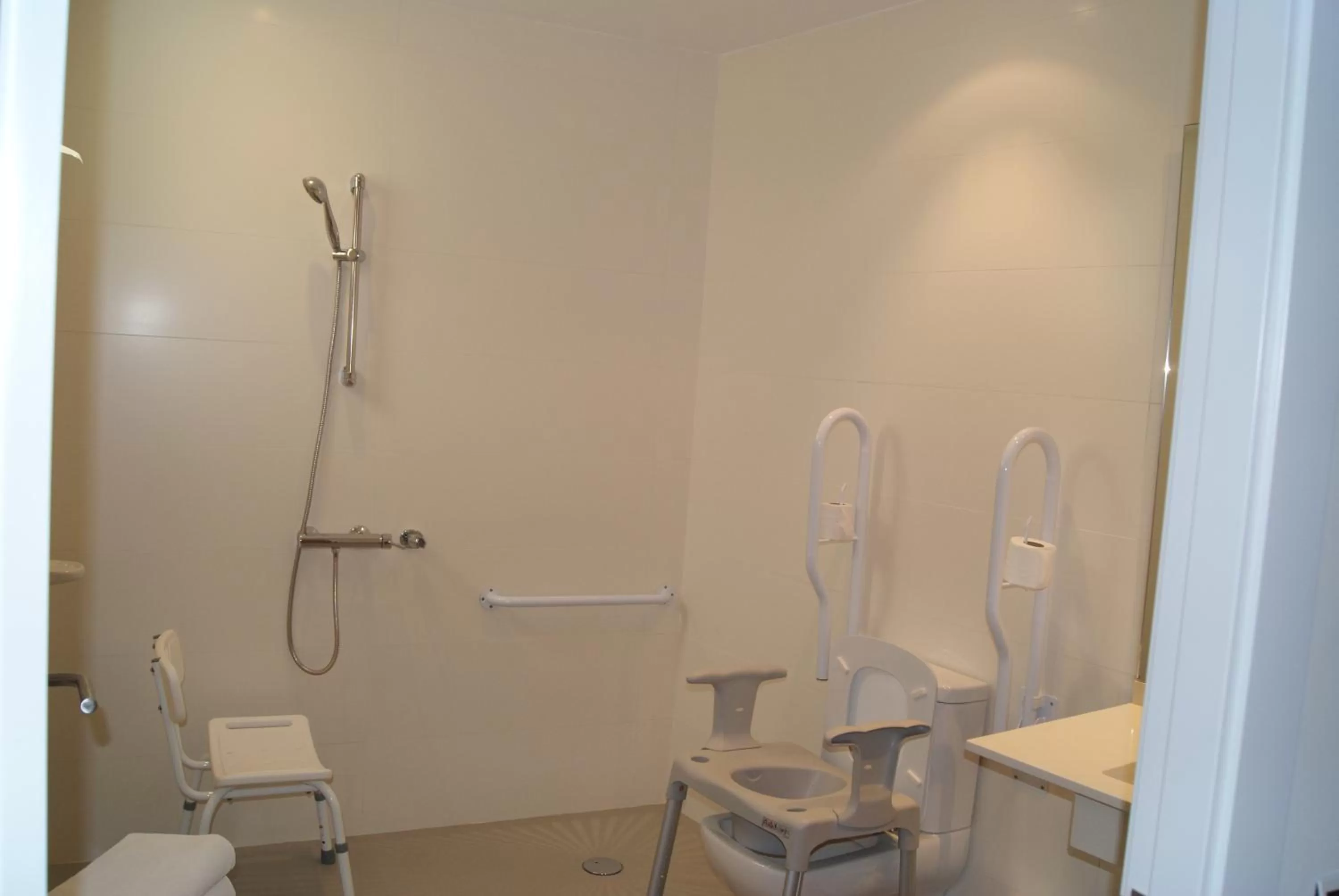 Bathroom in Checkin Valencia Ciscar