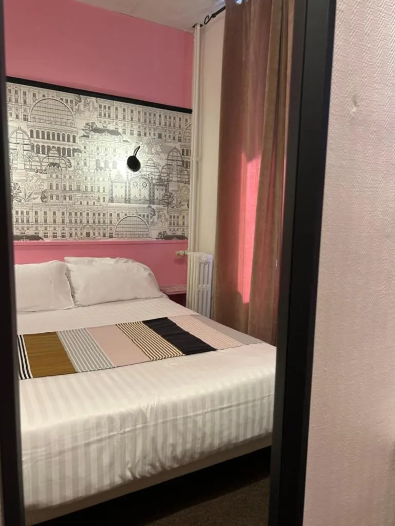 Bed in Hôtel de la Croix-Rousse