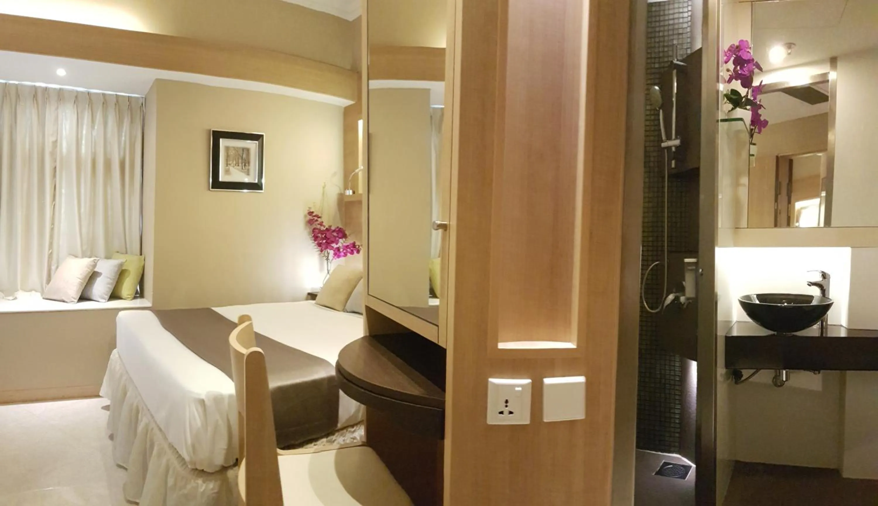 Bed, Bathroom in Robertson Quay Hotel