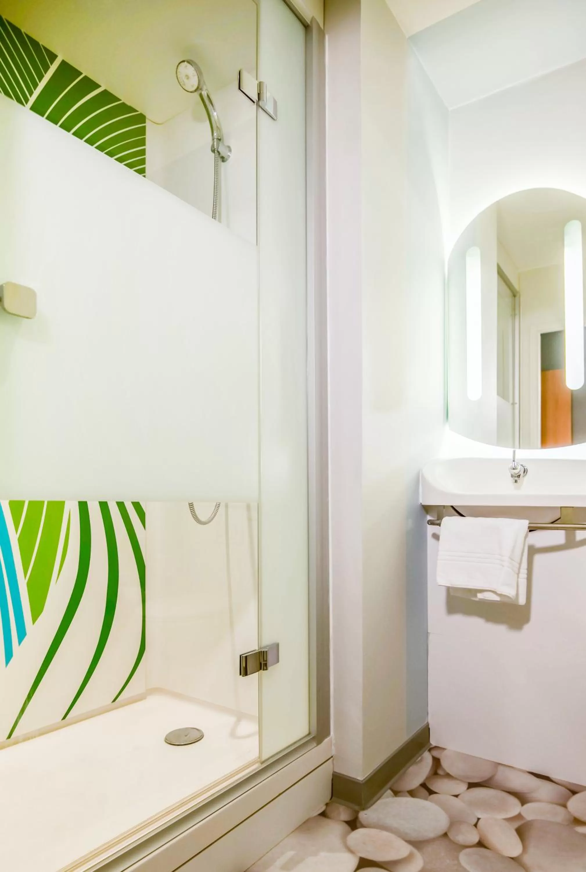 Shower in Ibis Budget Porte de Camargue