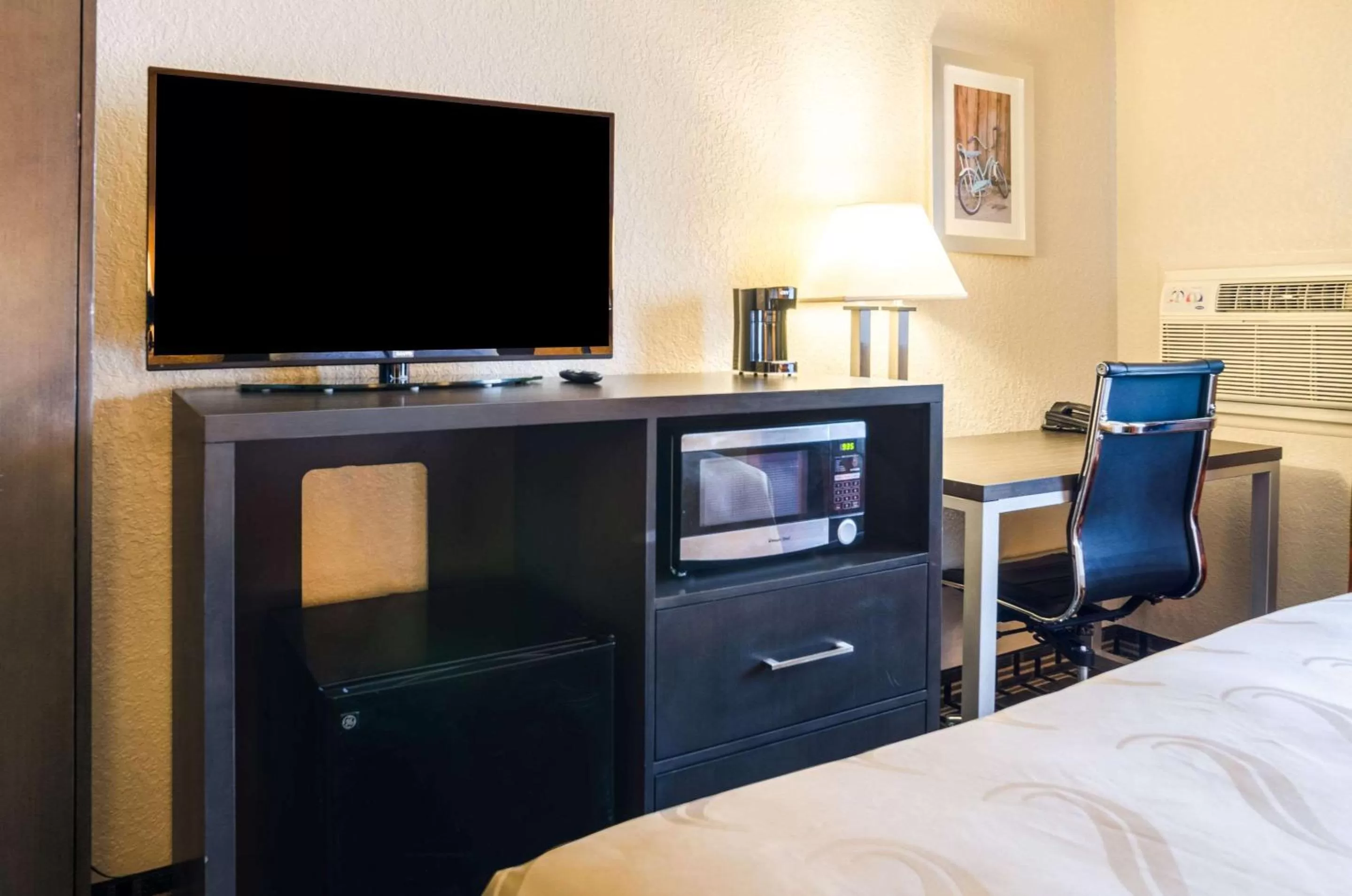 TV and multimedia, Bed in Quality Inn Great Bend