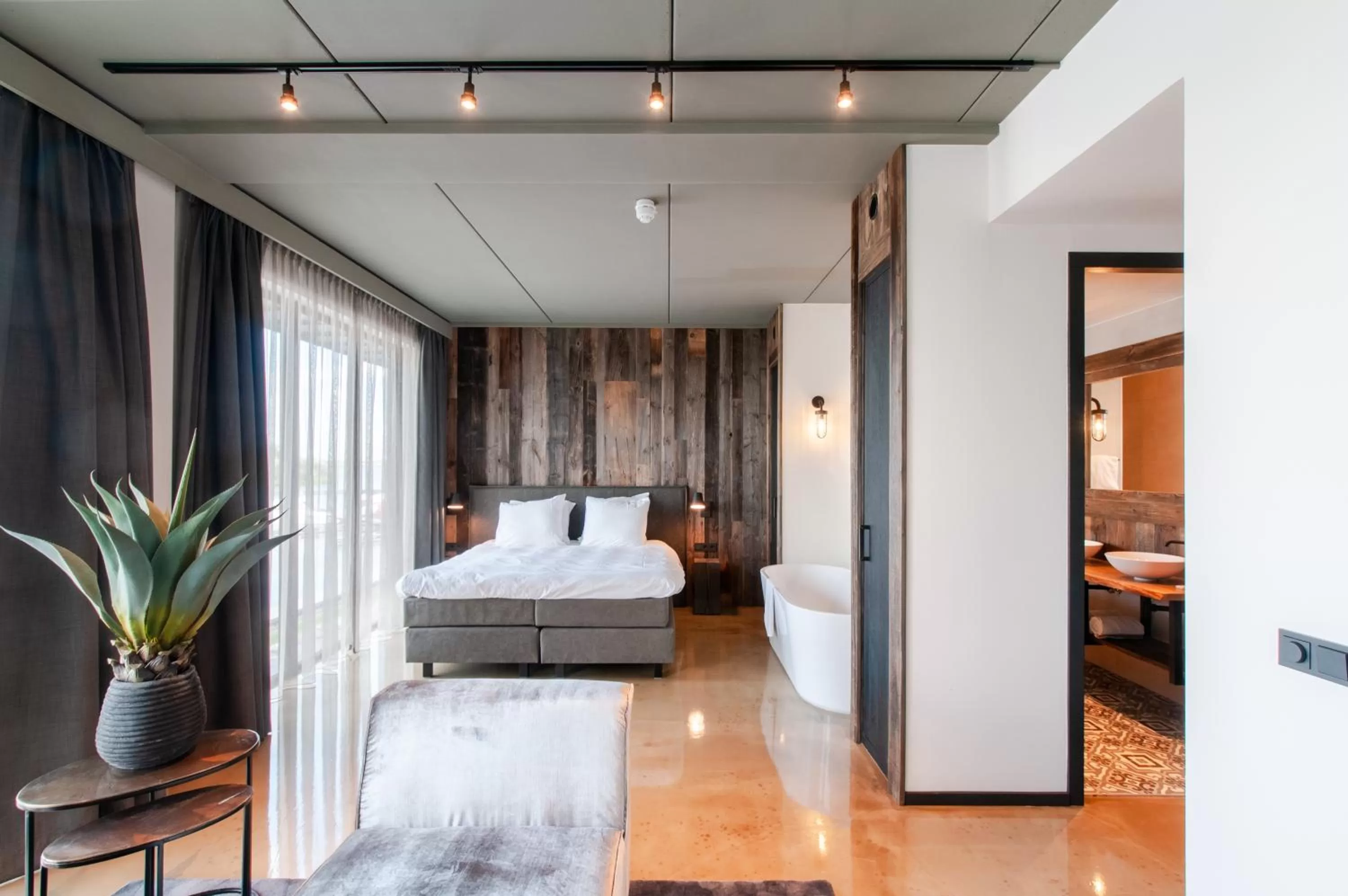 Bed in Waterrijk Oesterdam Hotel