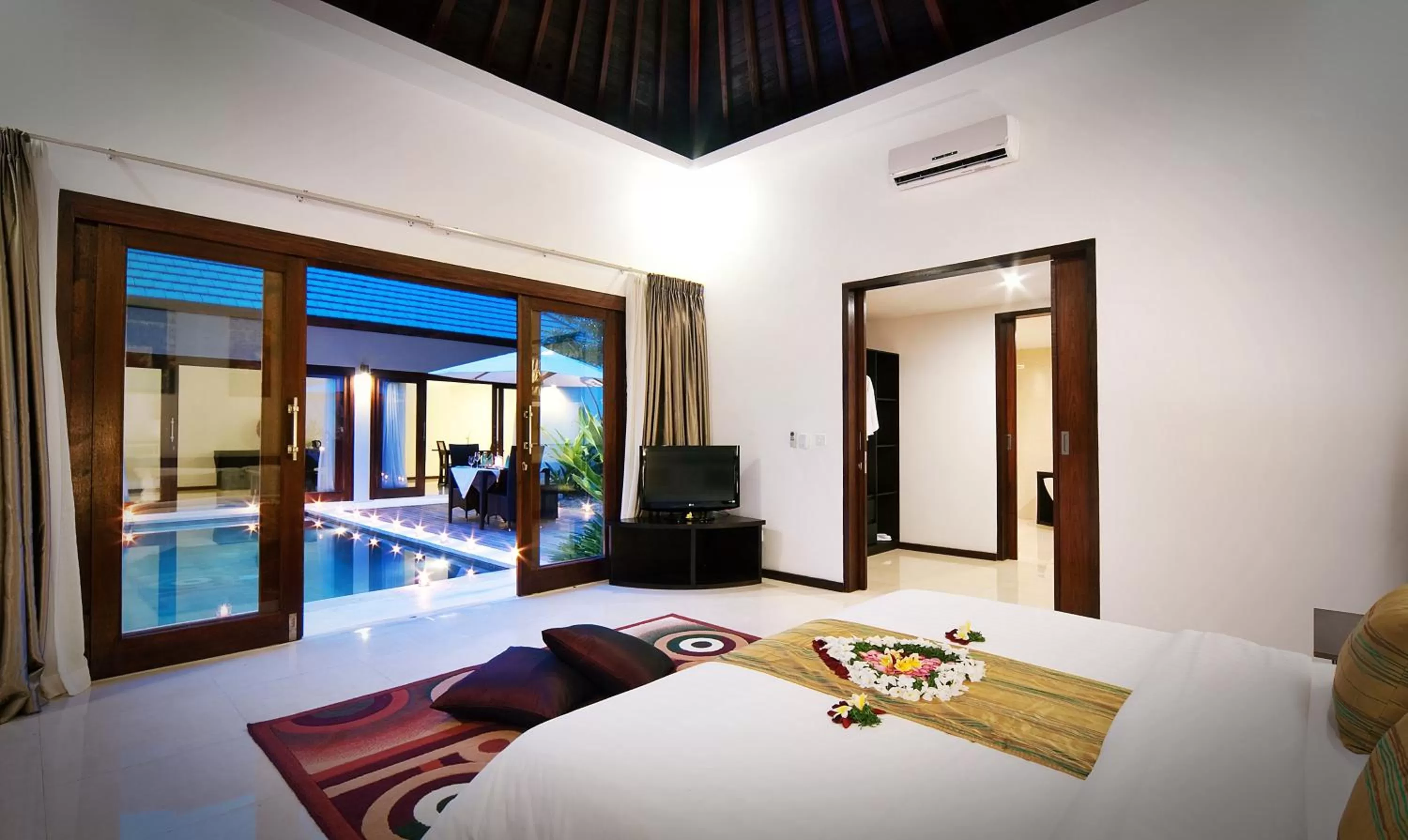 Photo of the whole room, Bed in Kebun Villas & Resort