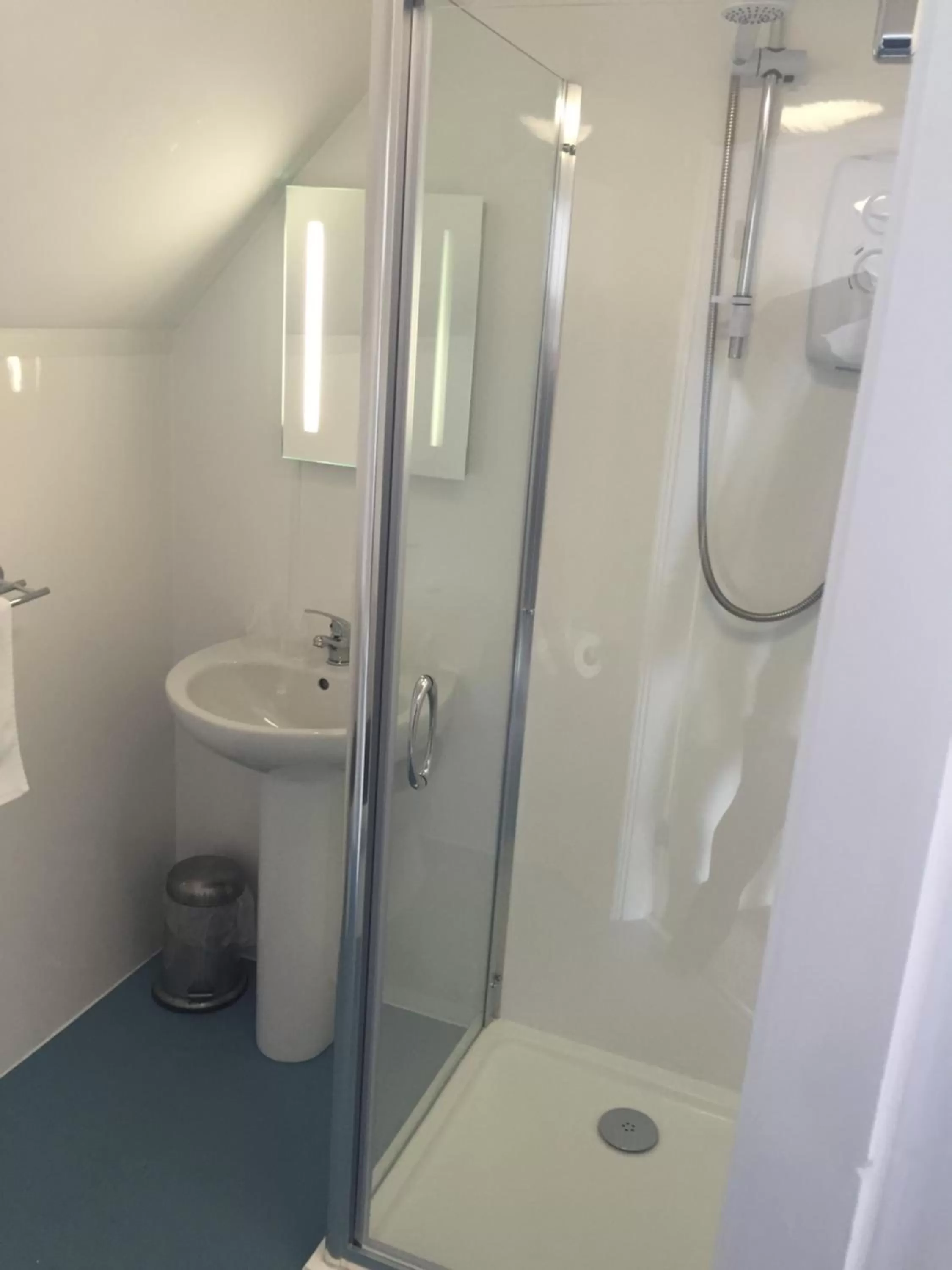 Twin Room with Sea View in The Pier Inn