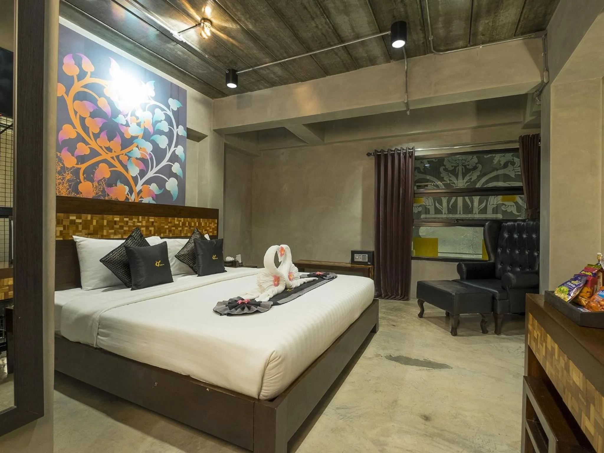 Photo of the whole room, Bed in Thapae Loft