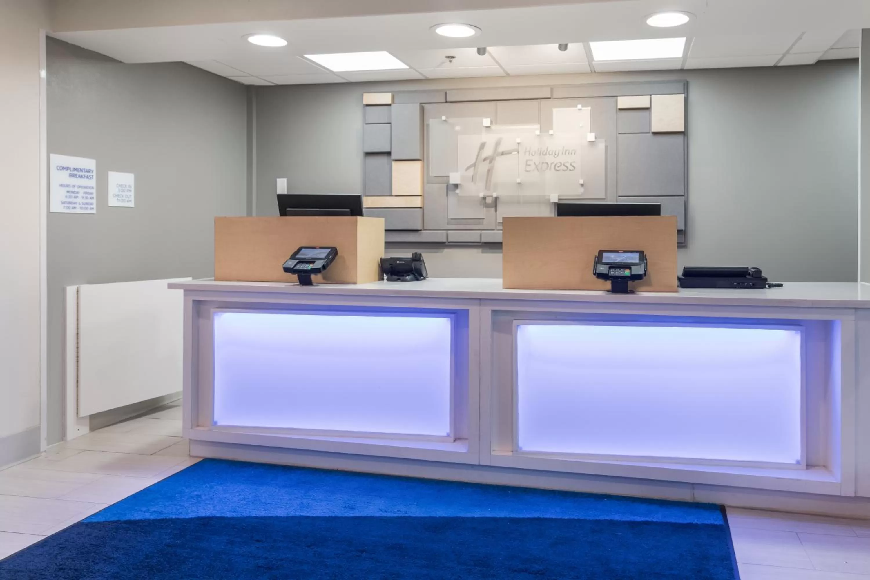 Lobby or reception in Holiday Inn Express - Plymouth by IHG