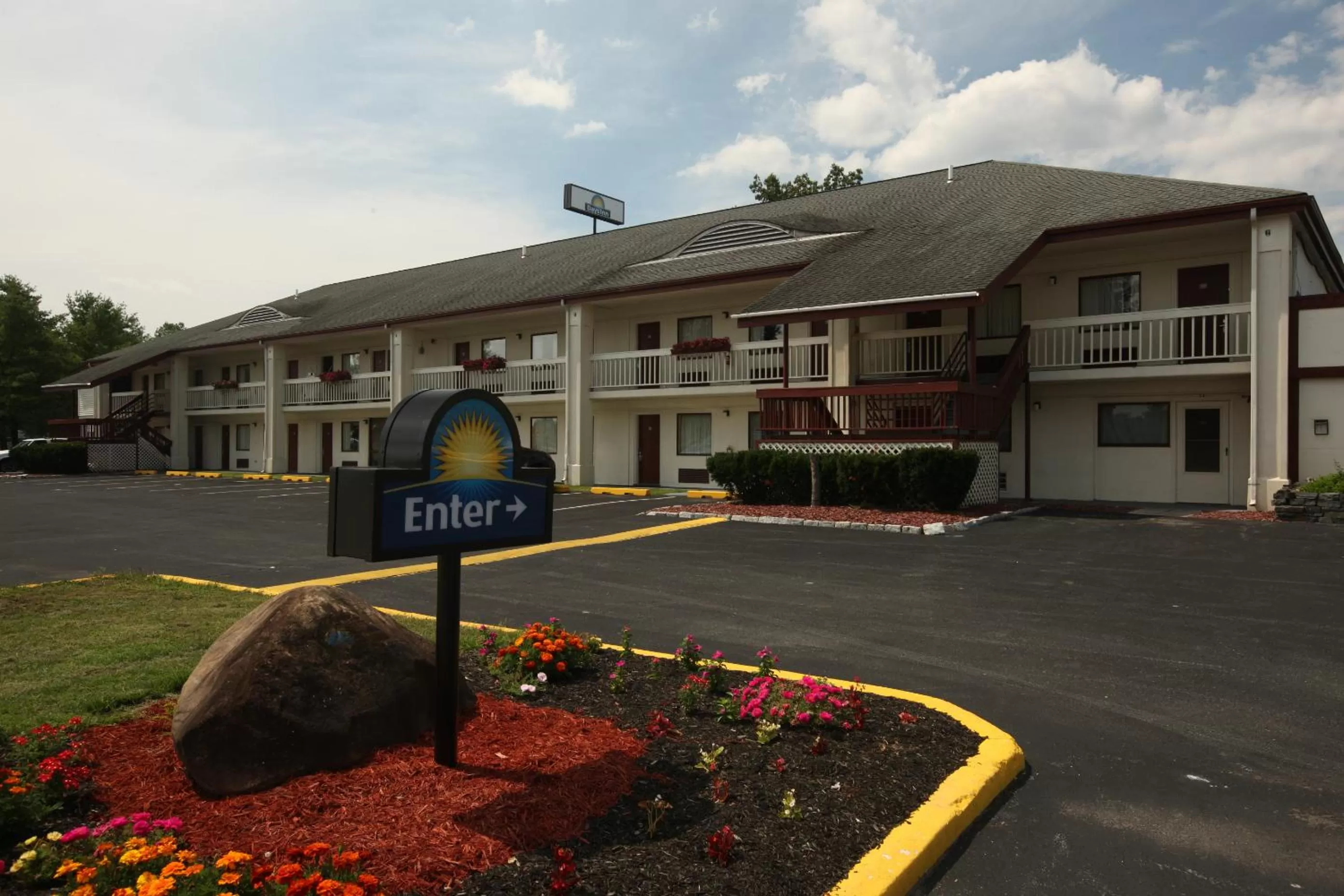 Facade/entrance in Days Inn by Wyndham Queensbury/Lake George