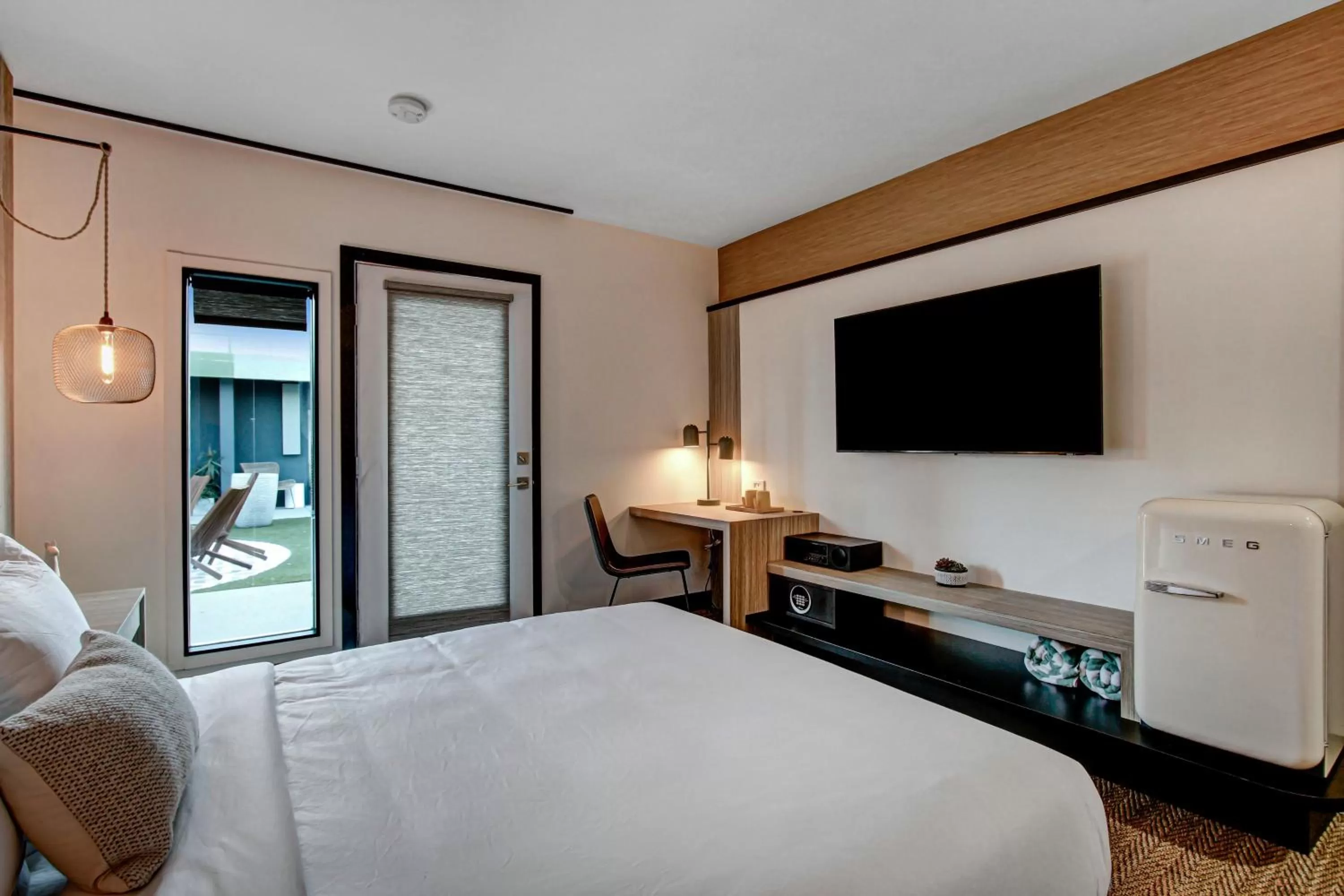 Bed in Mahala - 21 and Over