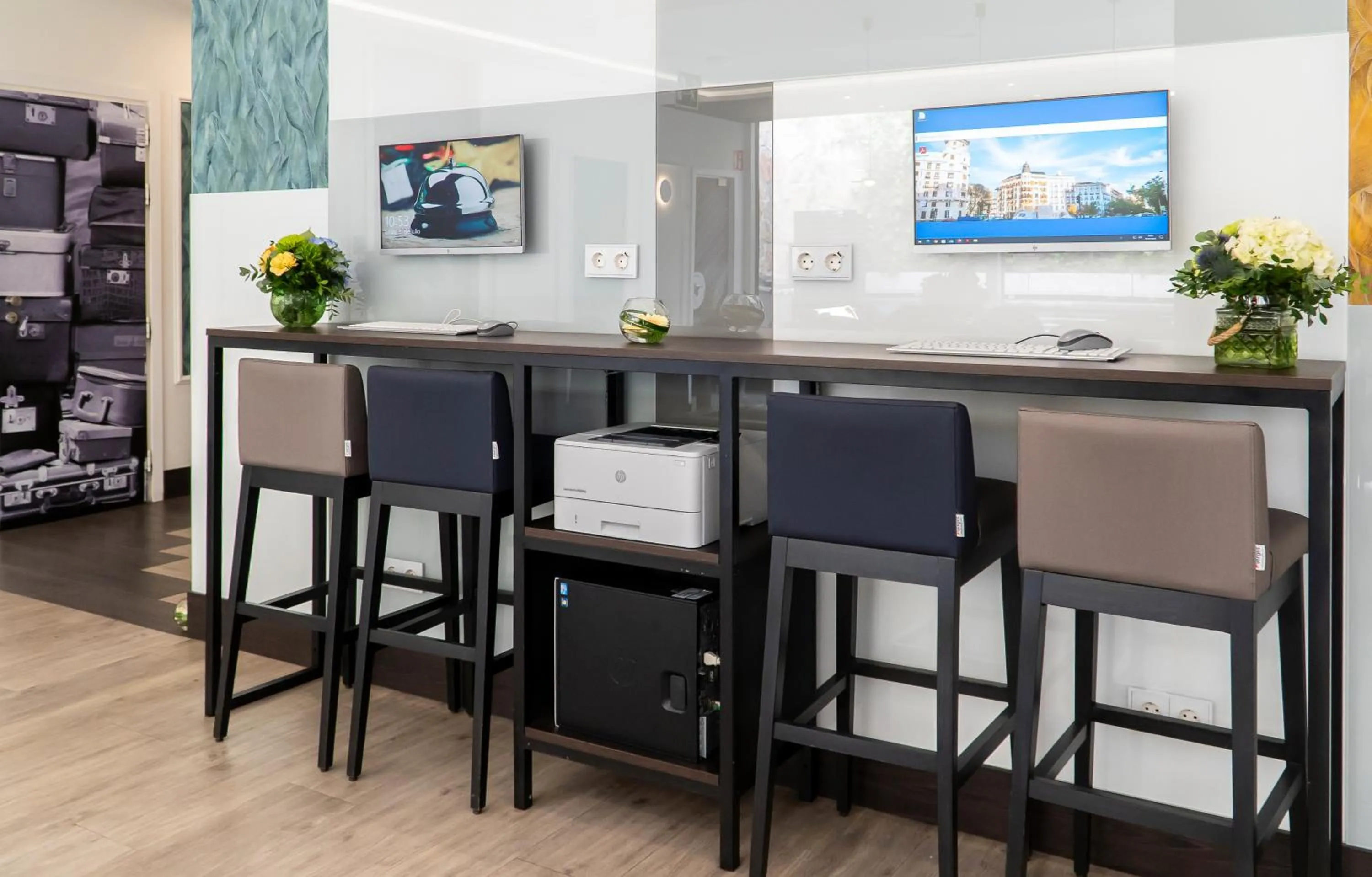 Business facilities in Gran Versalles